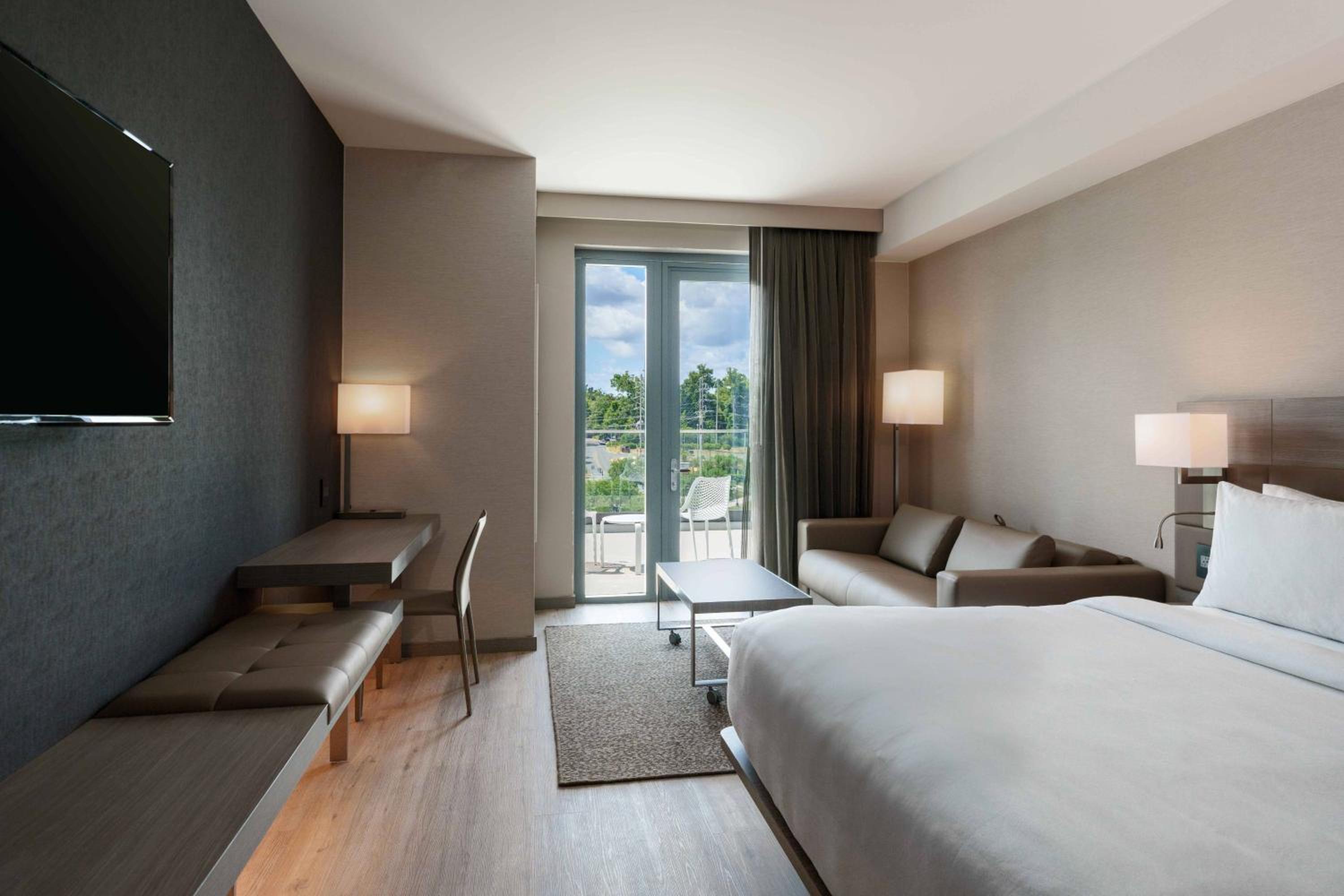 Executive Suite with 1 King, Sofa bed, Balcony - Photo 2