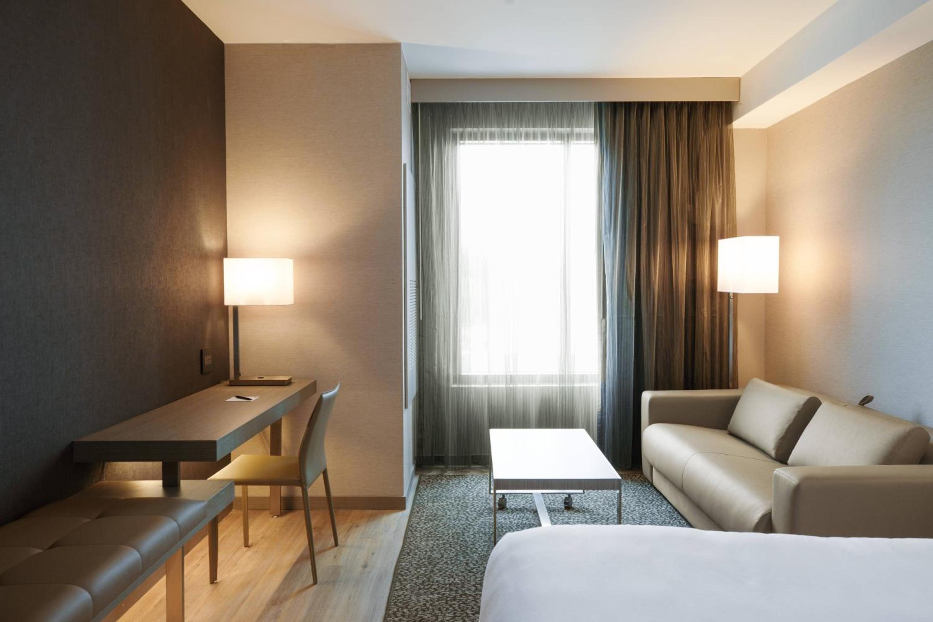 King Room with Sofa Bed - Photo 3