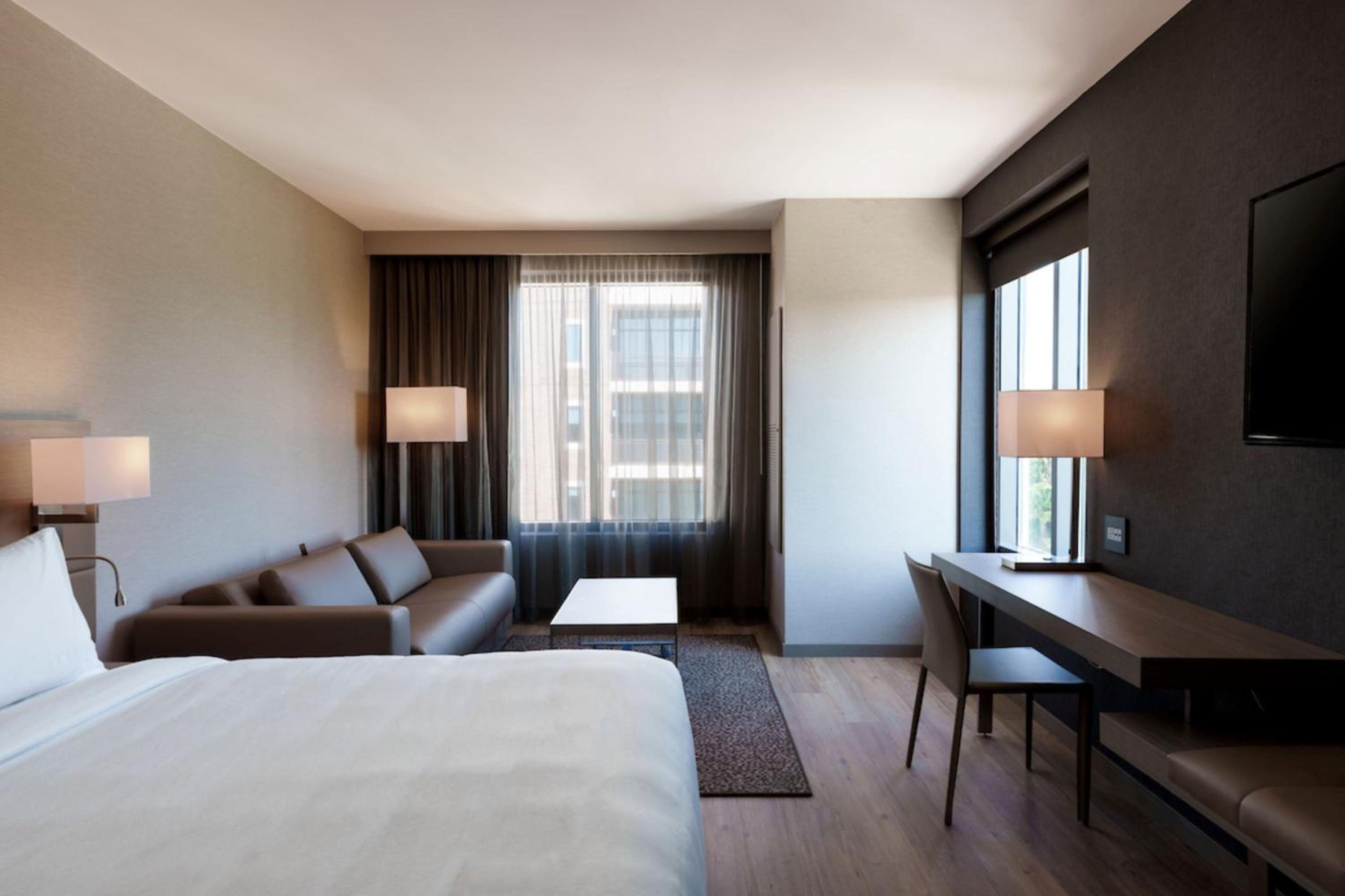 King Room with Sofa Bed - Photo 2