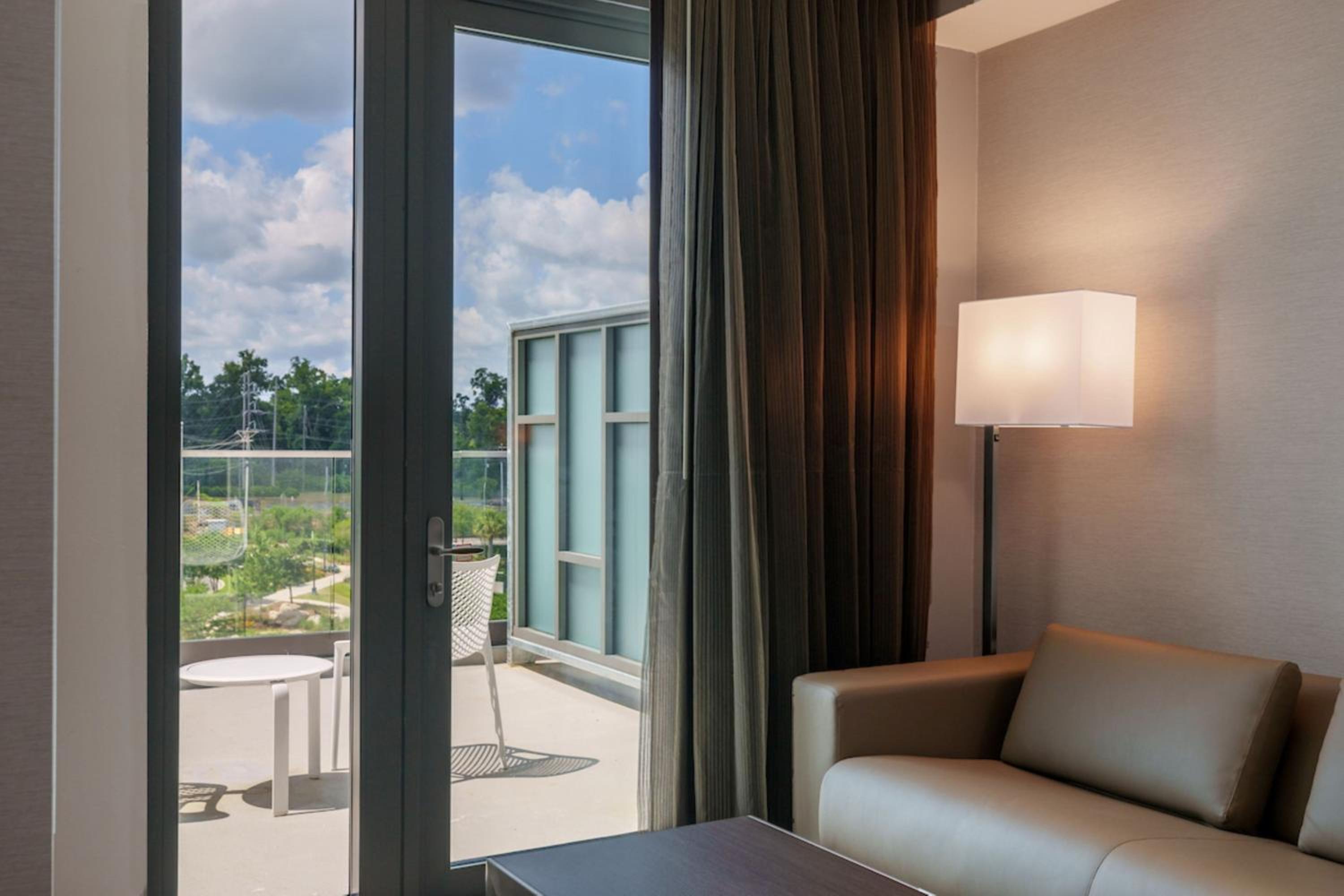 Executive Suite with 1 King, Sofa bed, Balcony - Photo 8