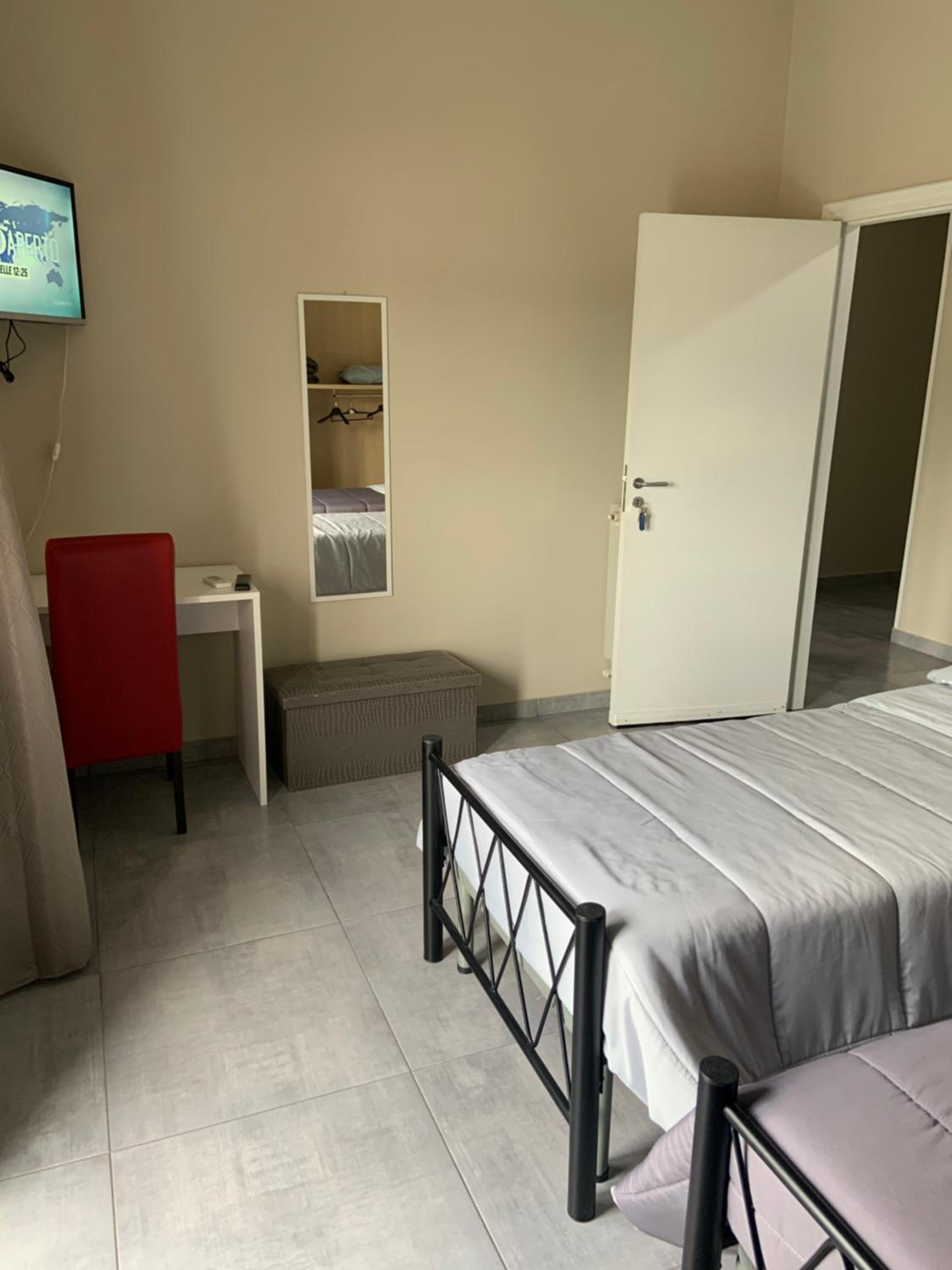 Double or Twin Room with Private External Bathroom - Photo 16