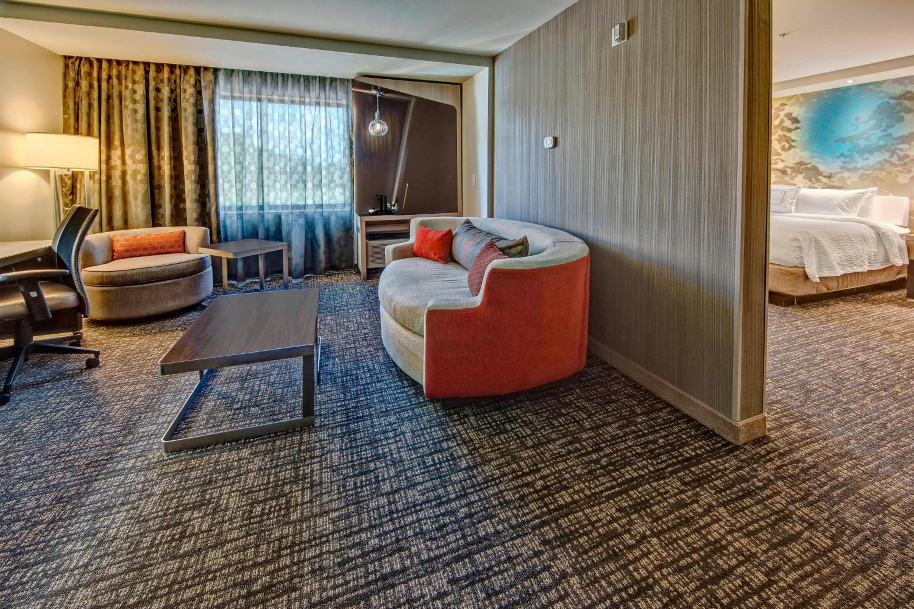 One-Bedroom King Suite with Sofa Bed photo 3