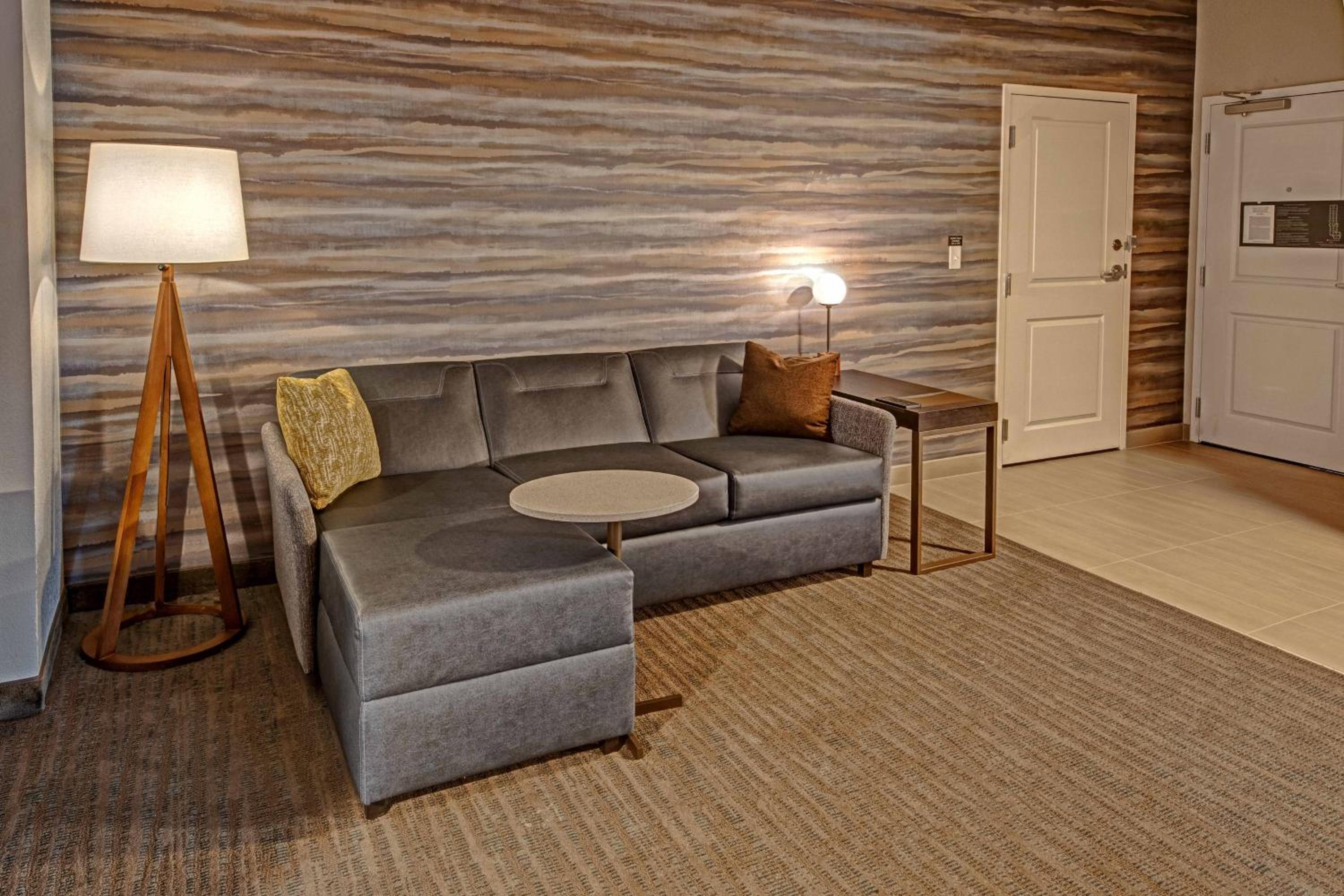 1 Bedroom Suite, 1 King, Sofa bed - Photo 1