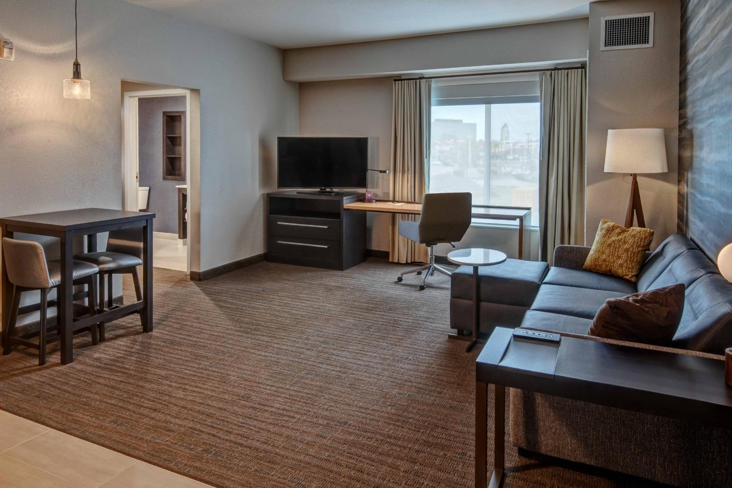 1 Bedroom Suite, 1 King, Sofa bed - Photo 4