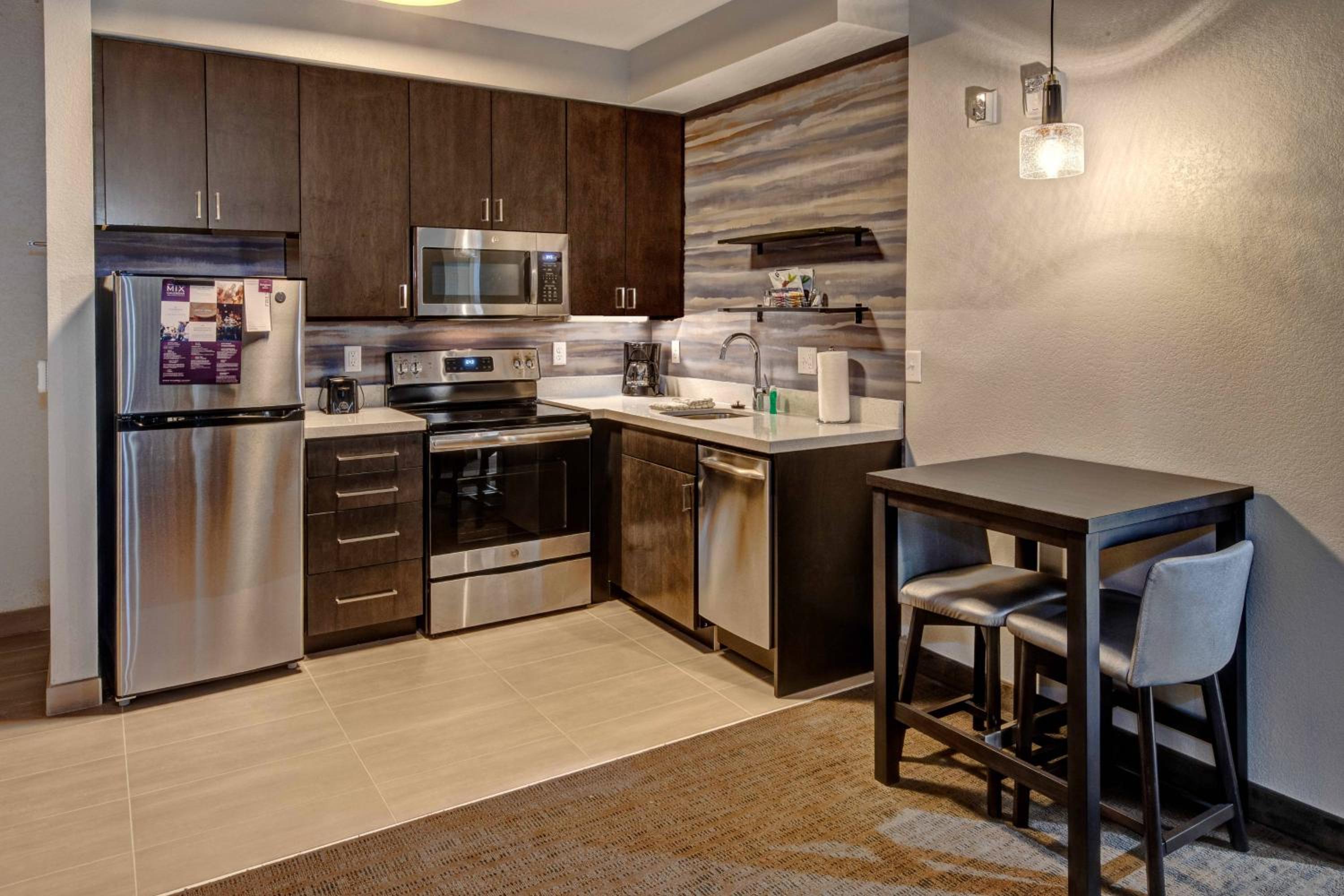 1 Bedroom Suite, 1 King, Sofa bed - Photo 5