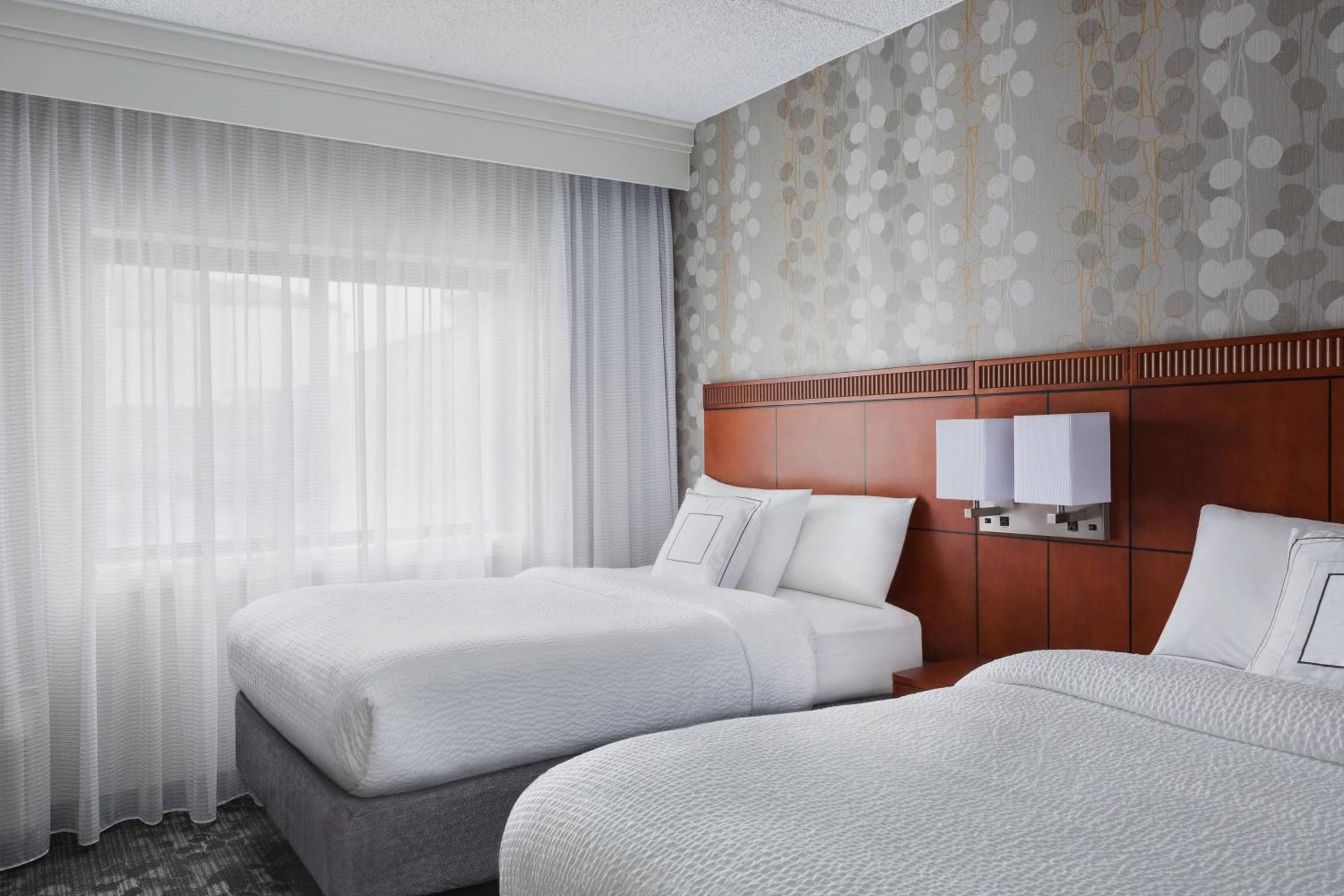 One-Bedroom Suite - Photo 2