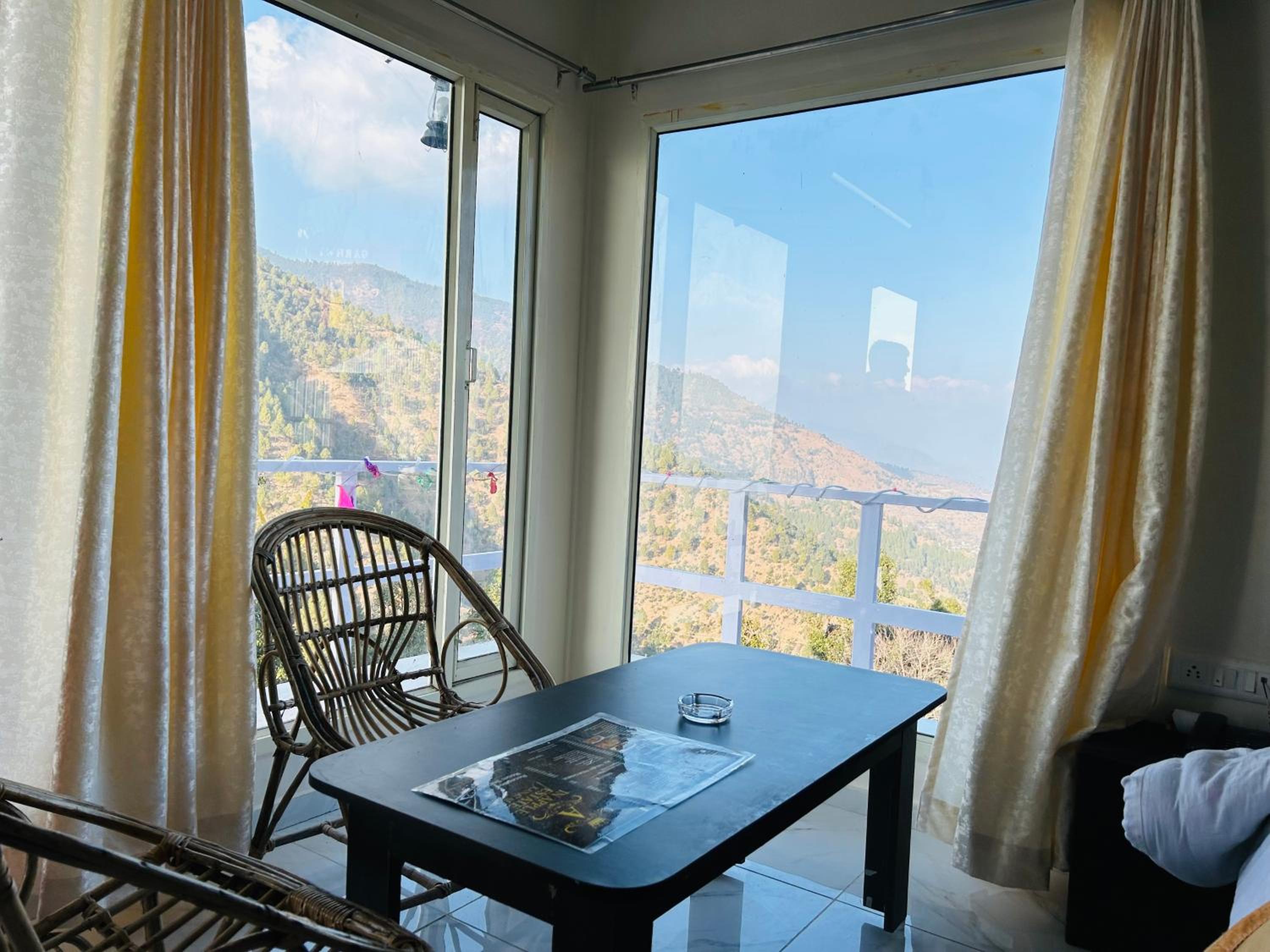 King Room with Balcony - Photo 4