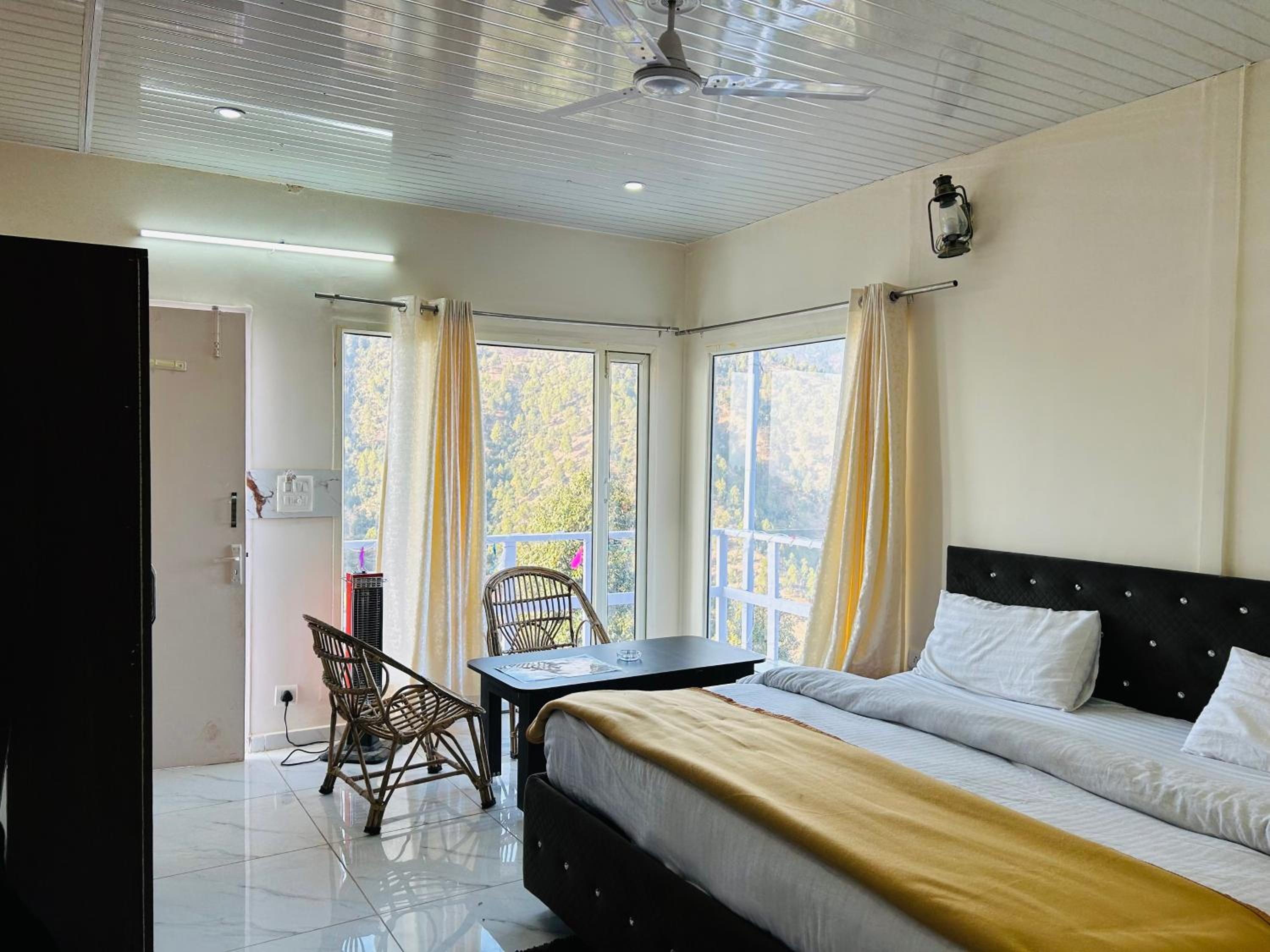 King Room with Balcony - Photo 1