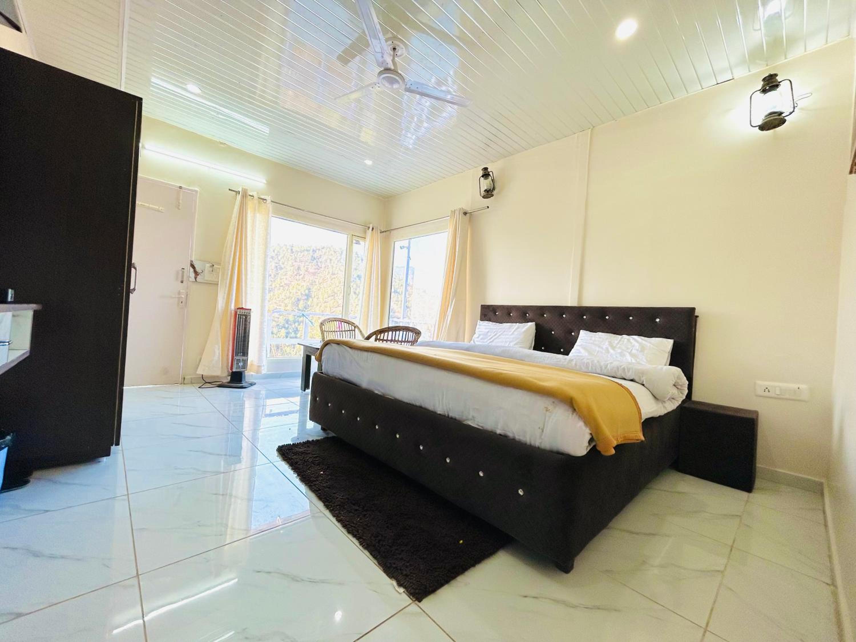 King Room with Balcony - Photo 15