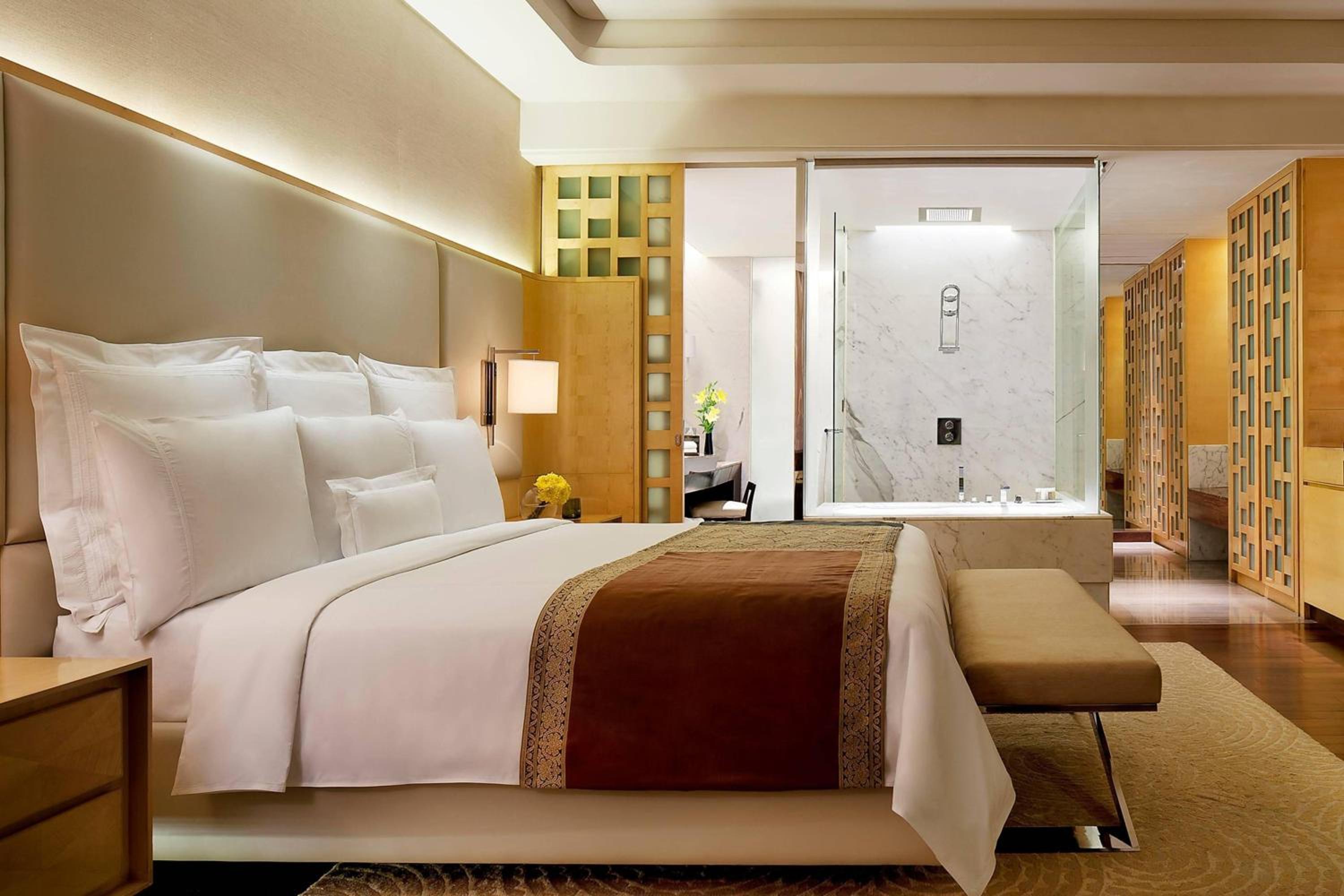 Executive King Room with complimentary Breakfast & Club access with unlimited IMFL Beverages 5PM to 7PM. INR 2,000 Credit on select hotel services - Photo 5