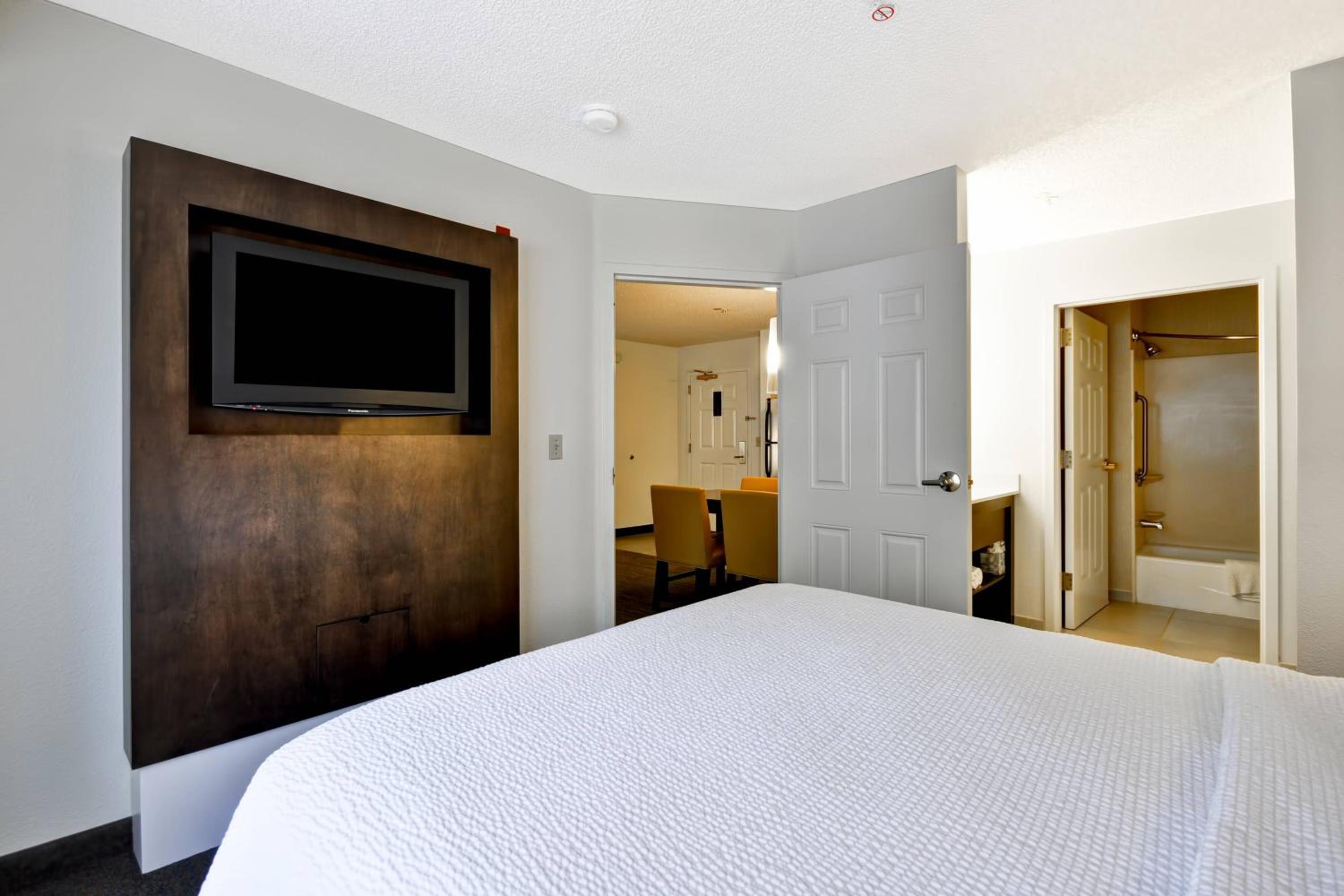 Two-Bedroom Suite with Fireplace - Photo 5