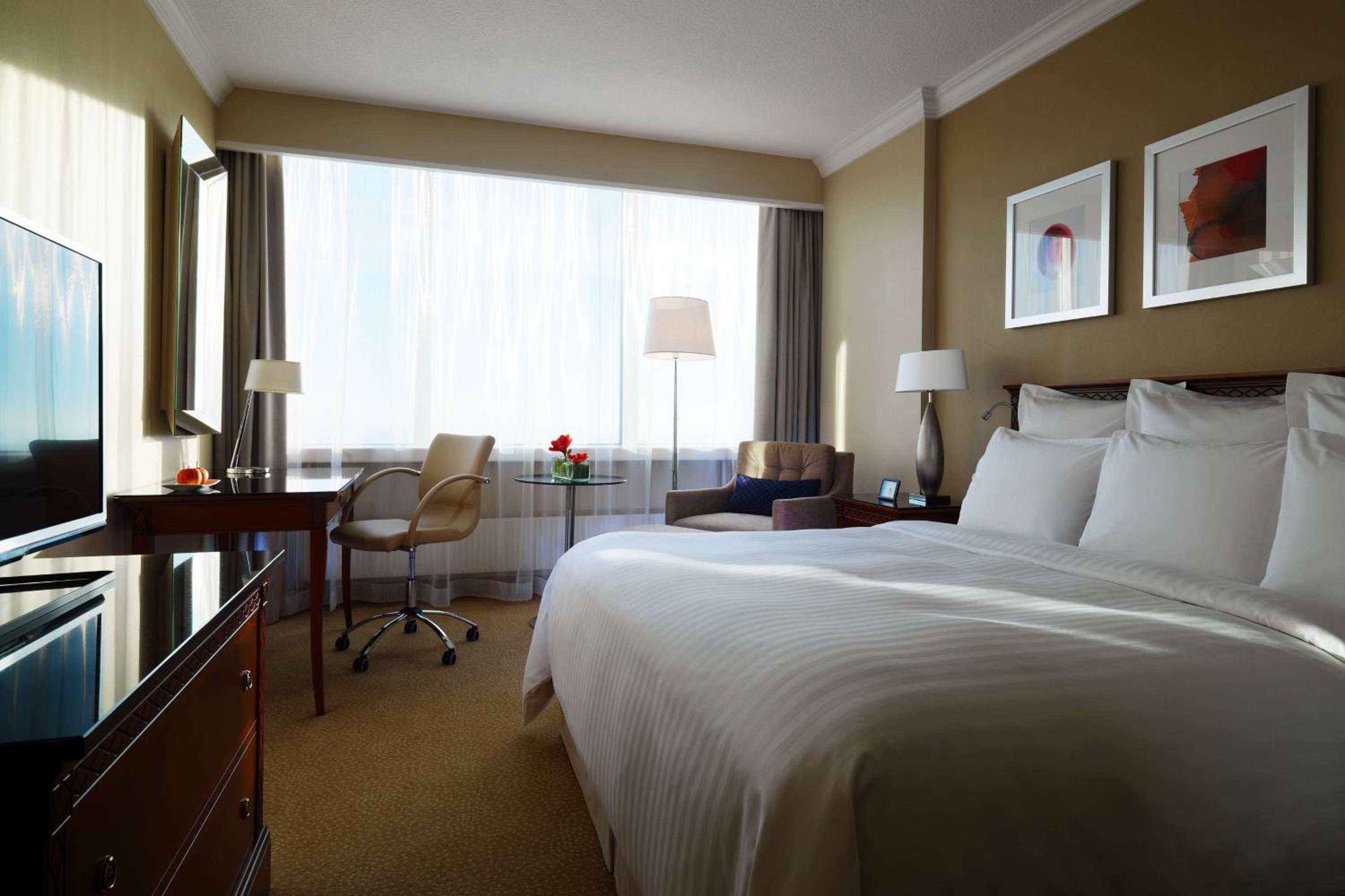 Deluxe Guest room, 1 King - Photo 2