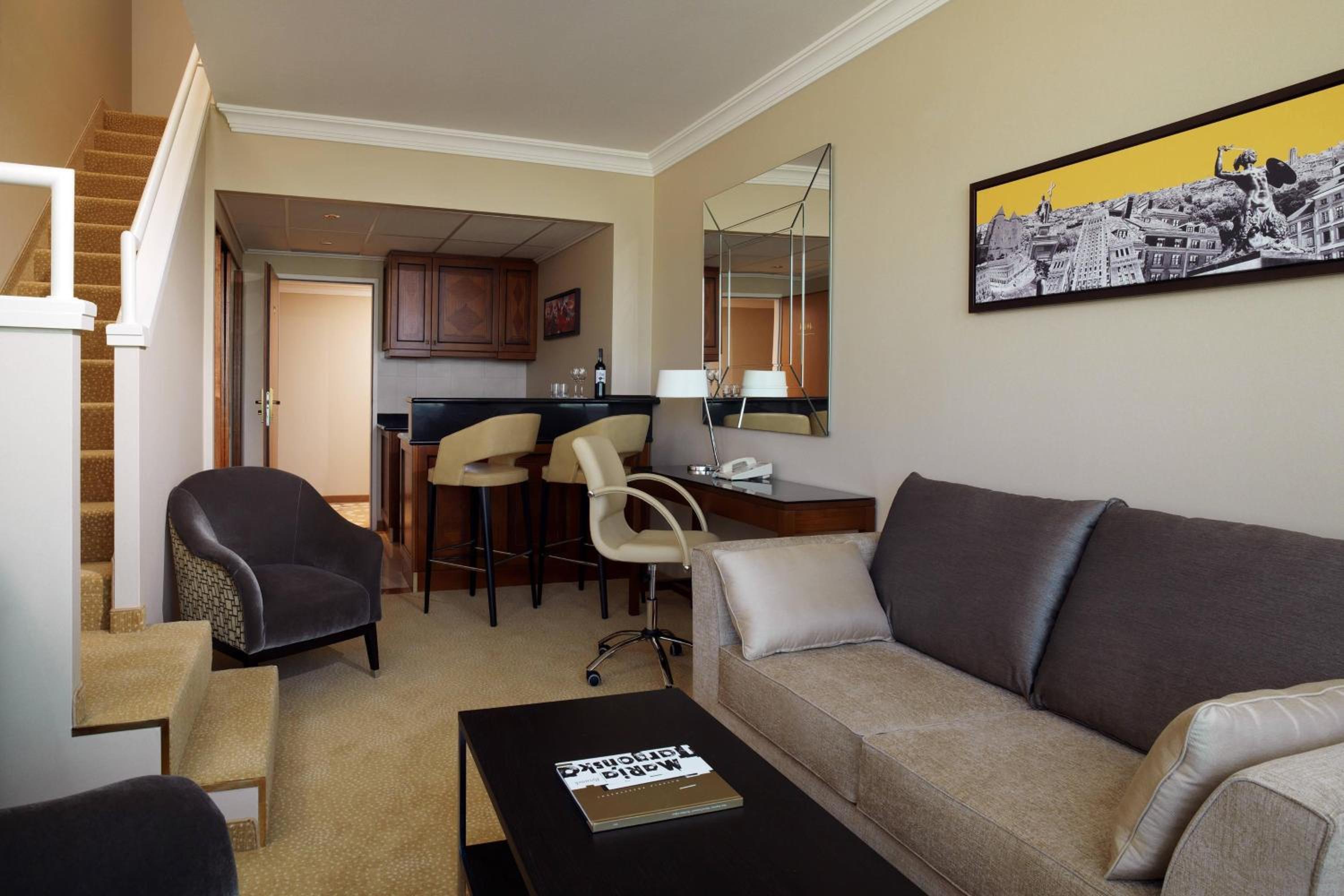 Bi-Level Suite - Photo 4