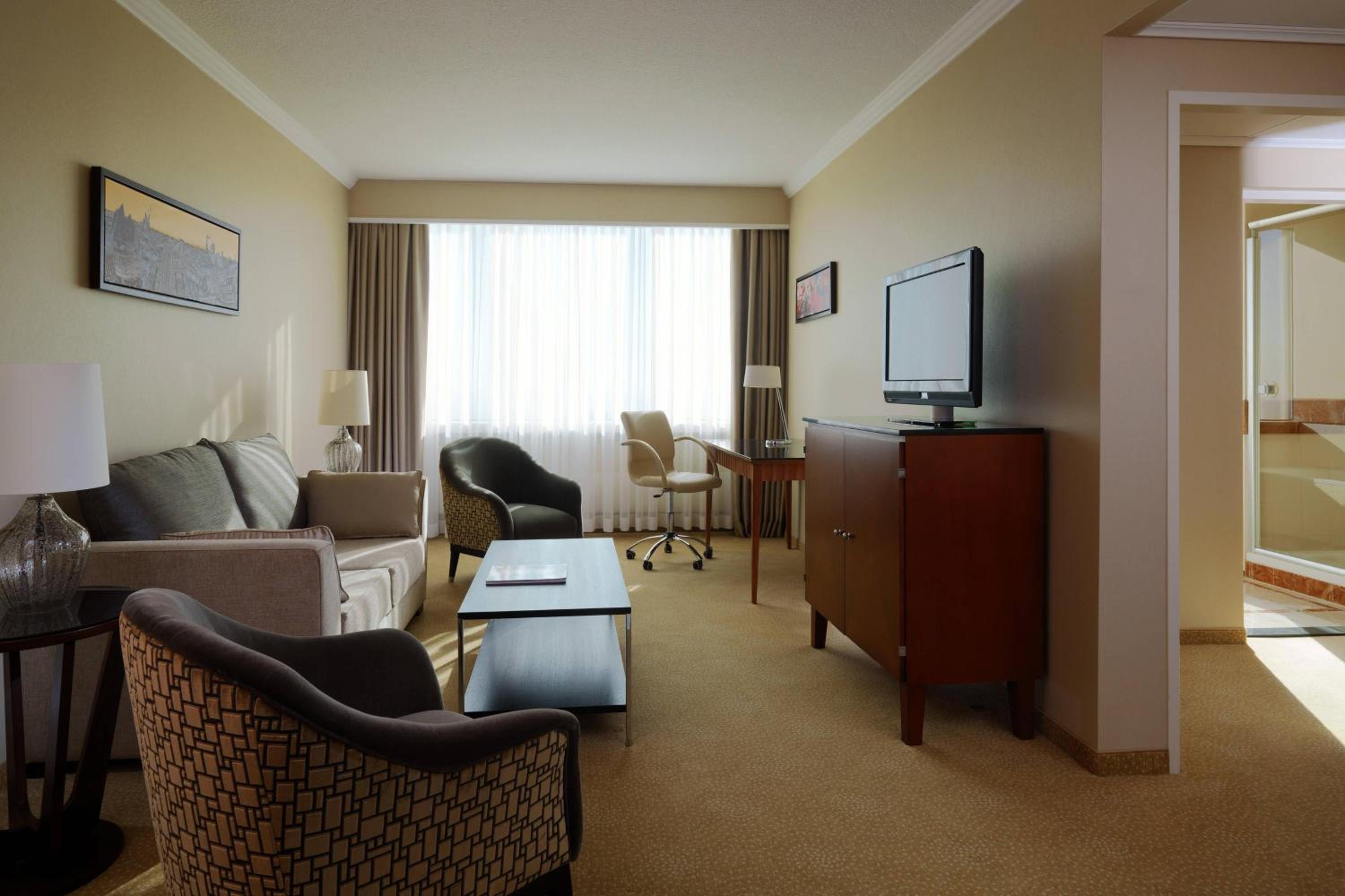 Business Suite Club Lounge Access - Photo 2