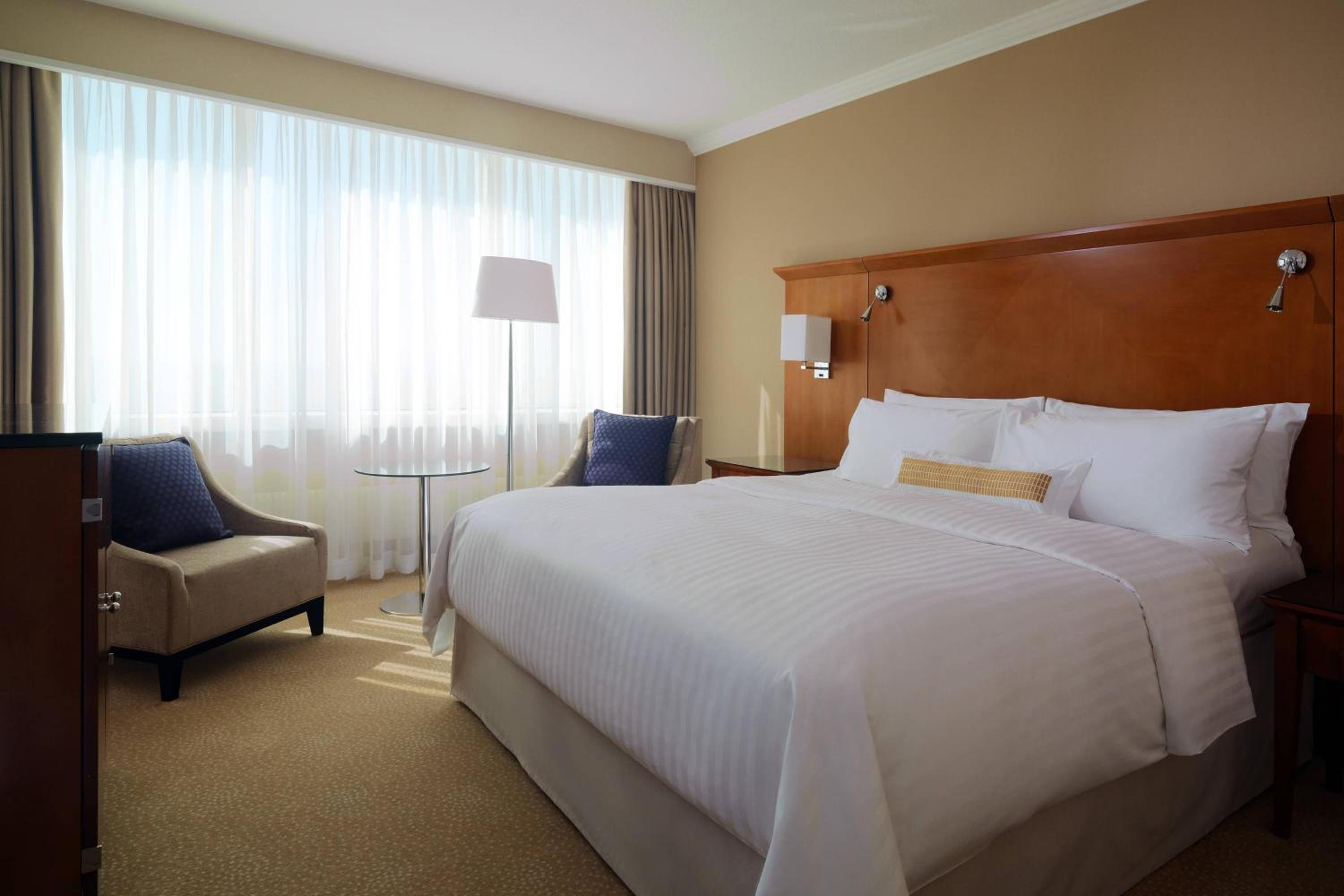 Business Suite Club Lounge Access - Photo 1