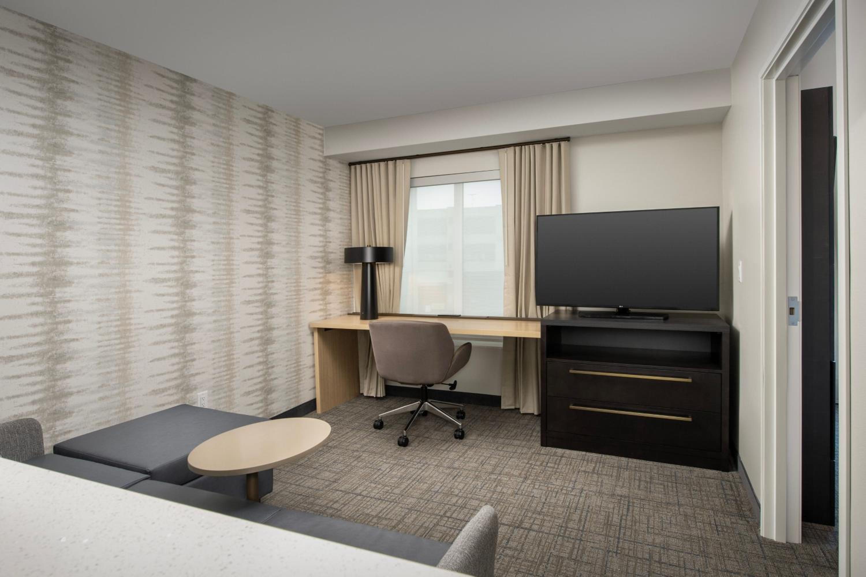 One-Bedroom King Suite with Sofa Bed  - Photo 4