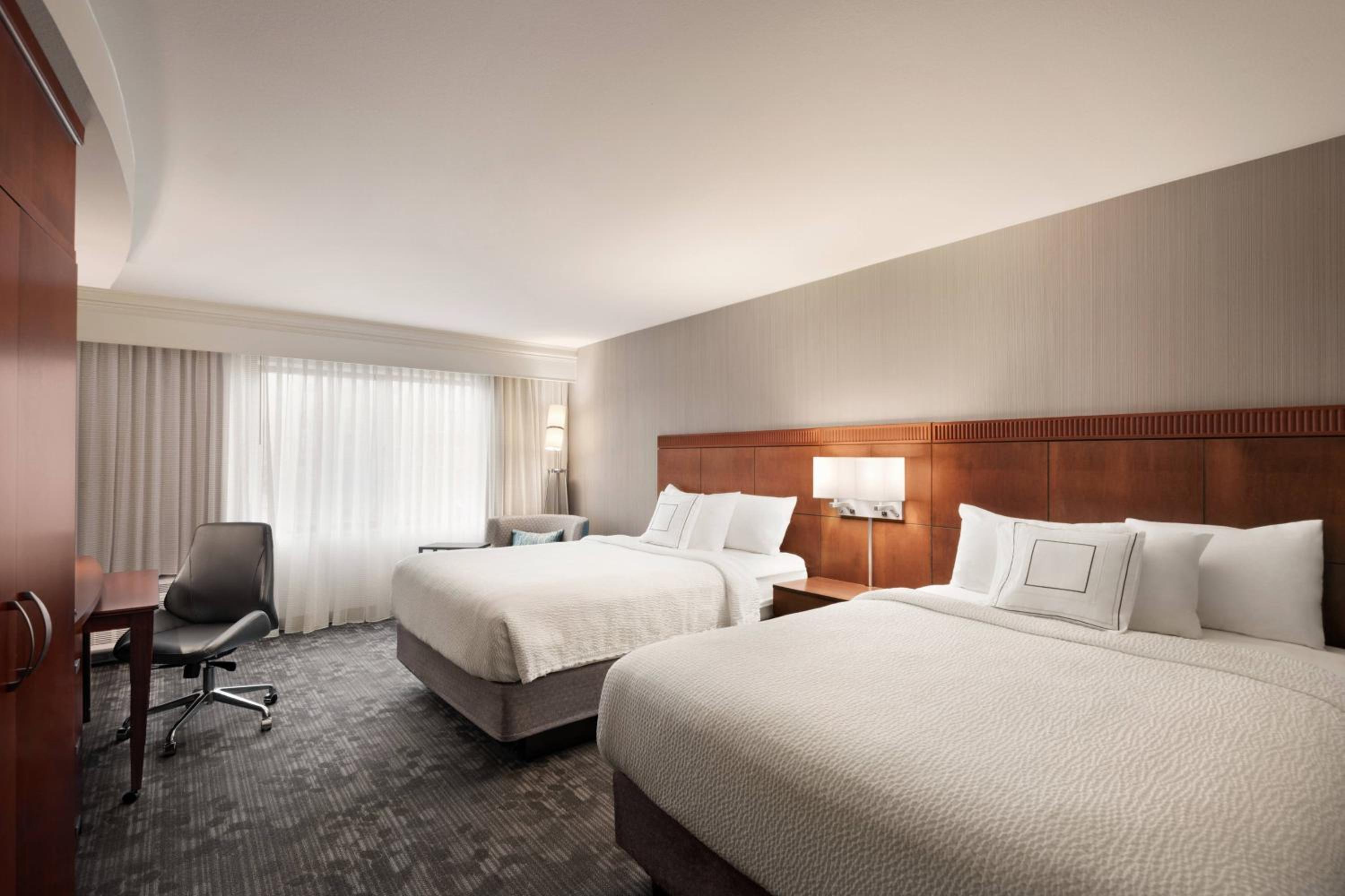 Queen Room with Two Queen Beds - Photo 3