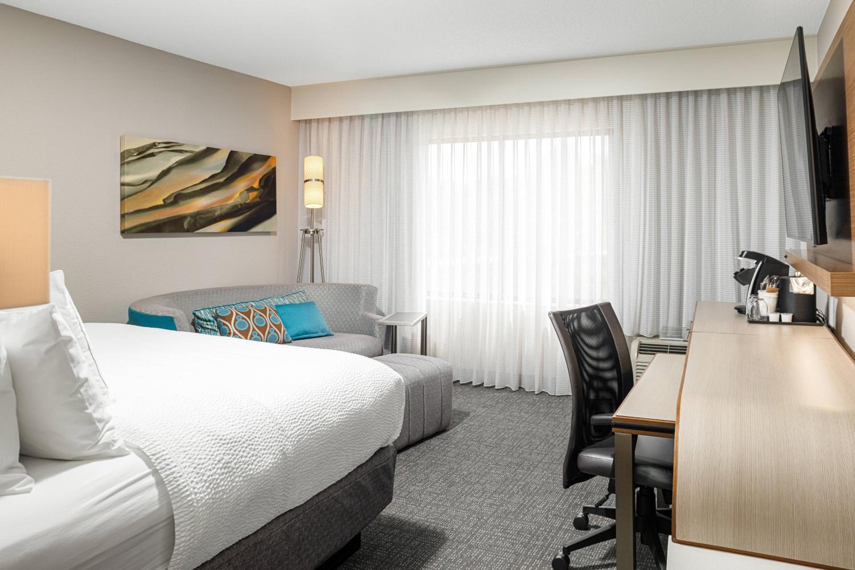 King Room with Sofa Bed - Photo 1