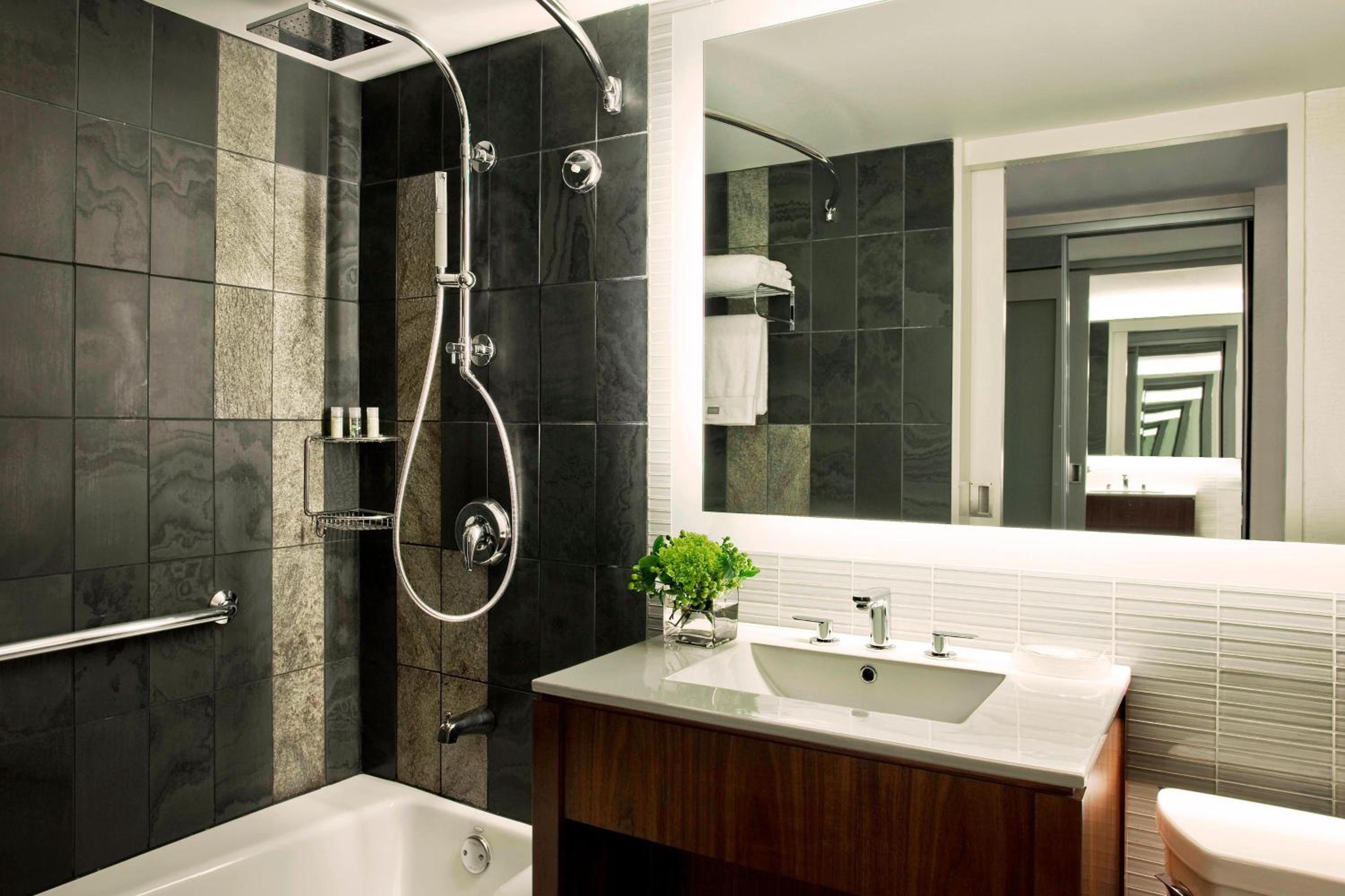 Premium King Room with Skyline View and Adapted Tub - Mobility and Hearing Accessible
