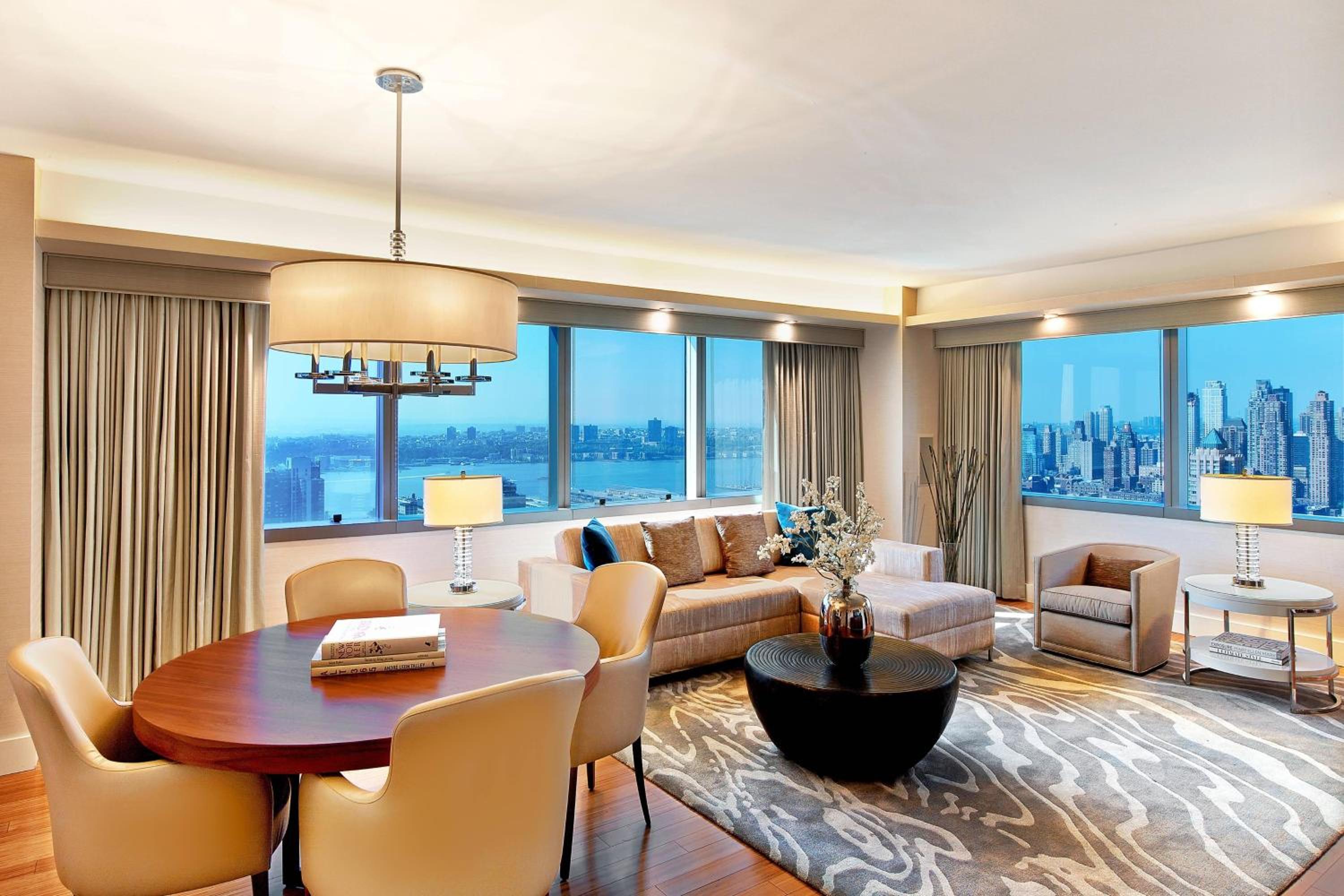 Renewal Suite, 1 King, Skyline view thumbnail 6