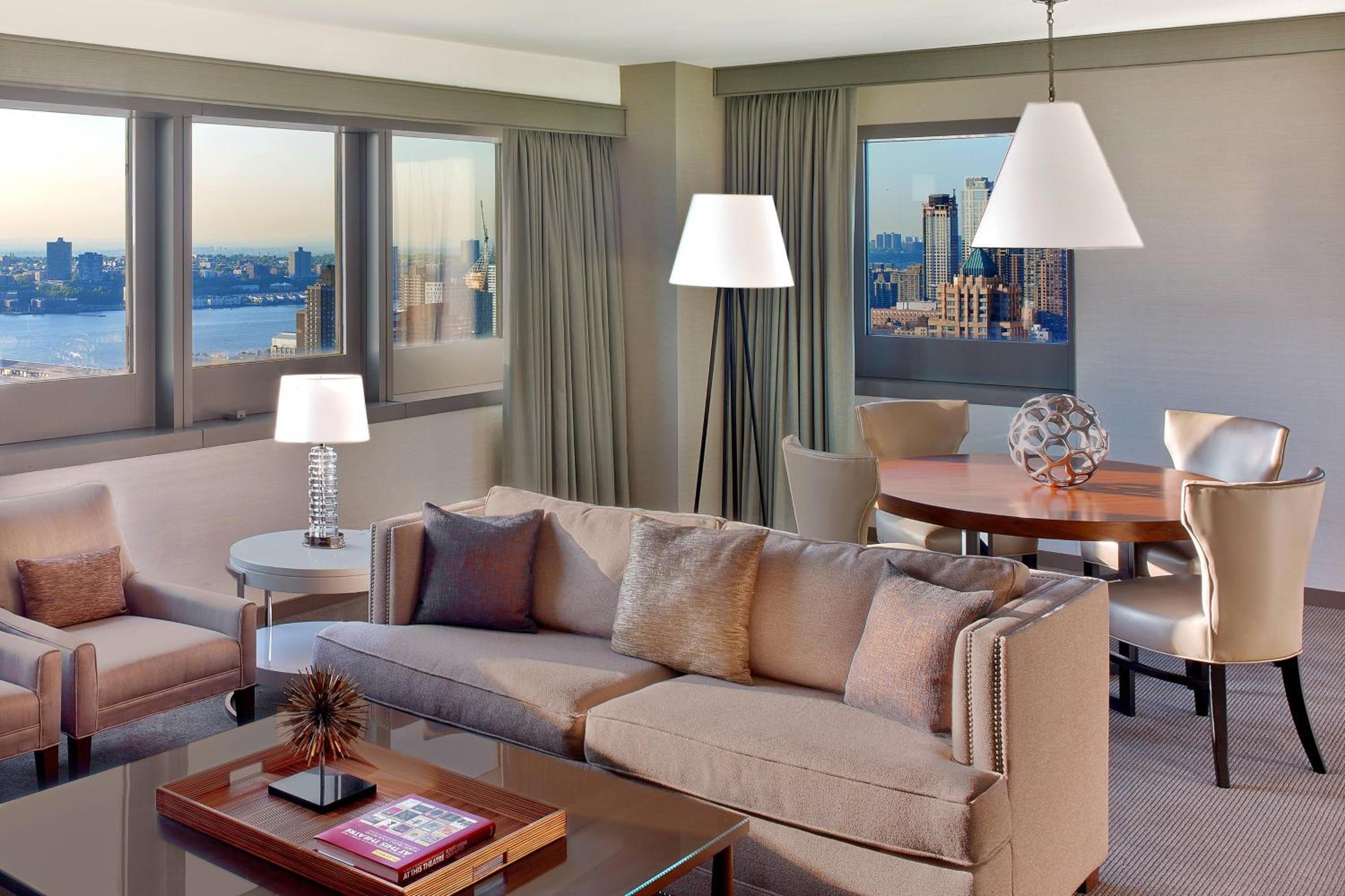 One-Bedroom Suite, 1 King, Sofa bed, Skyline view
