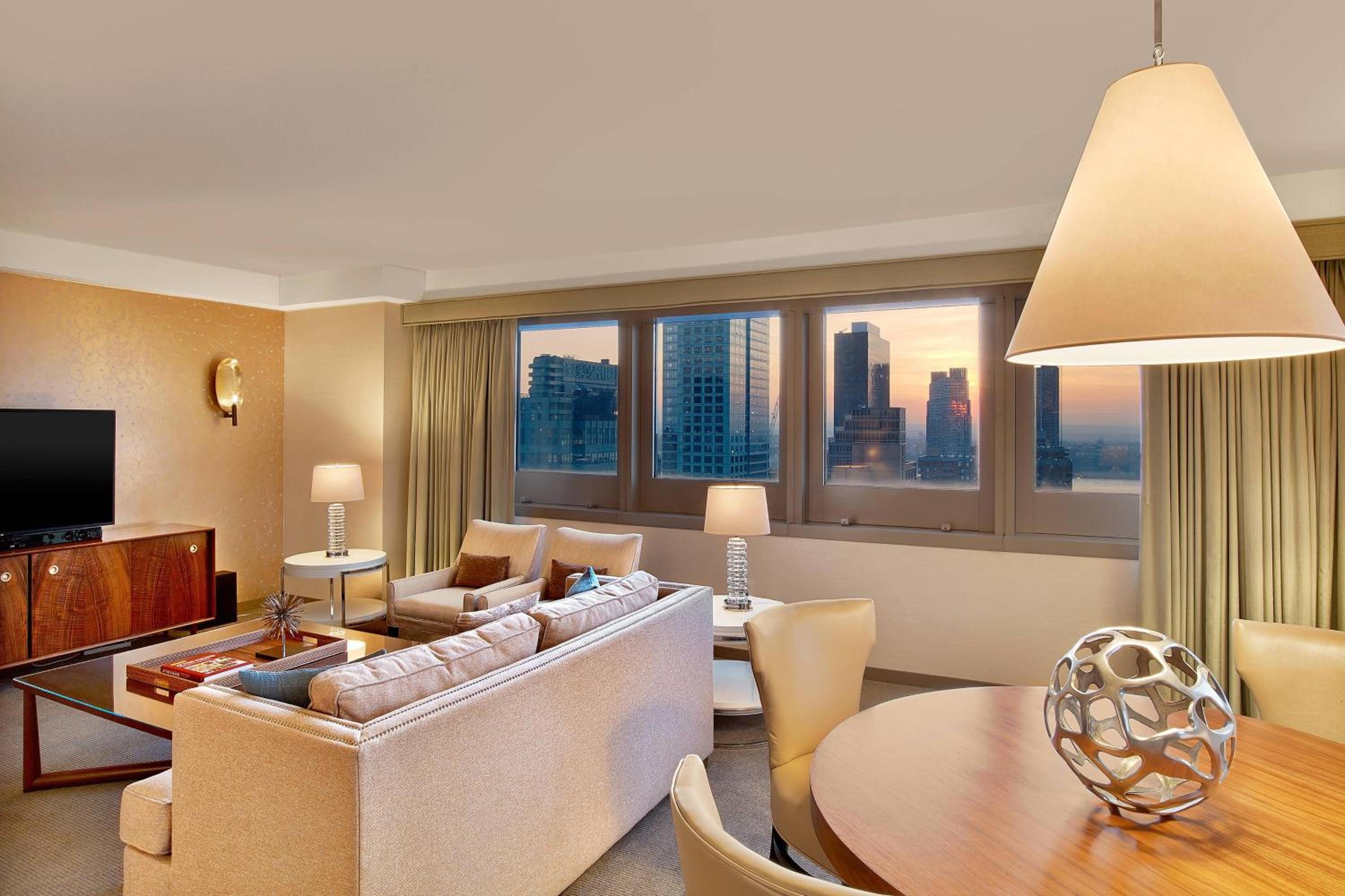 One-Bedroom Suite, 1 King, Sofa bed, Skyline view thumbnail 6