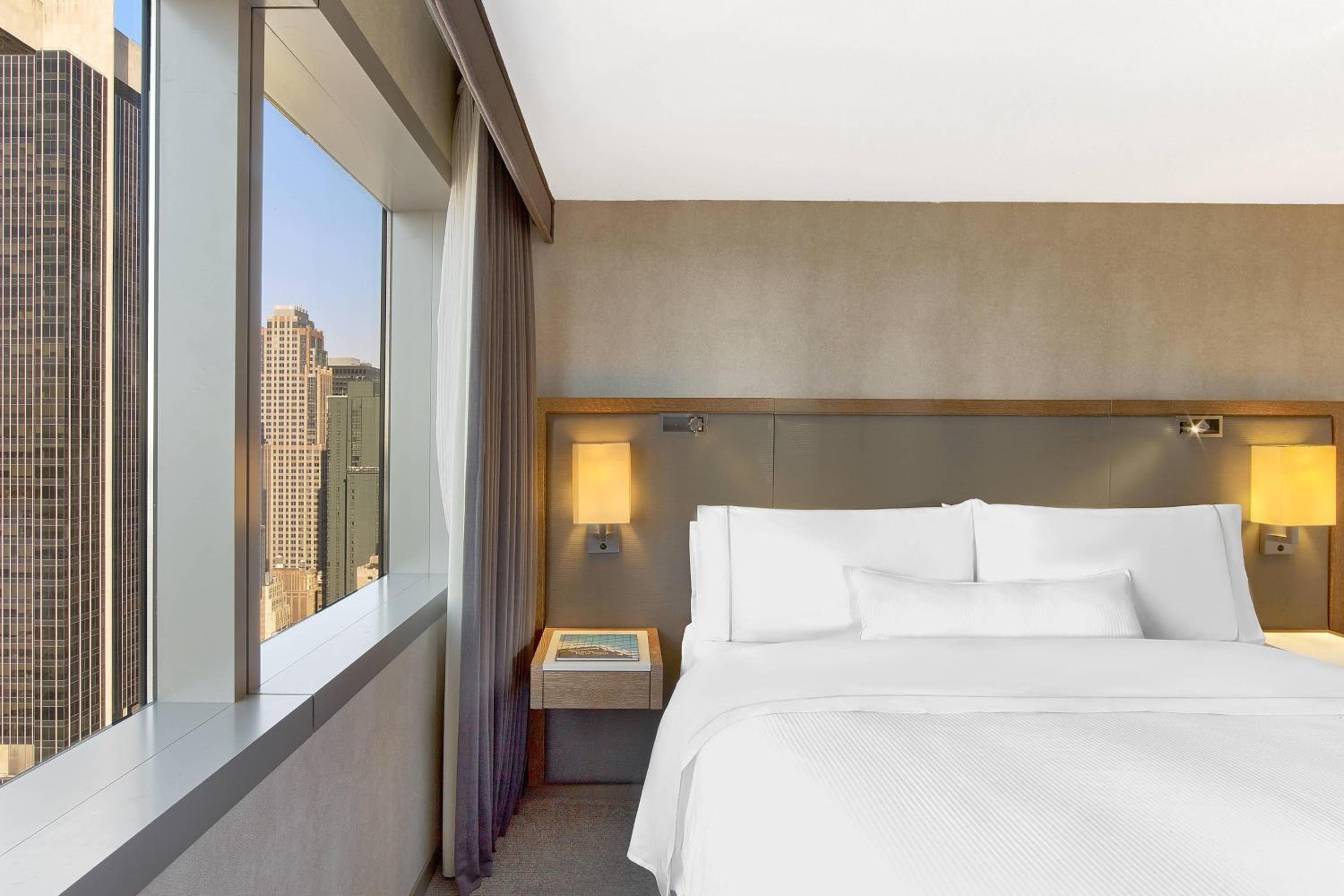 One-Bedroom Suite, 1 King, Sofa bed, Skyline view