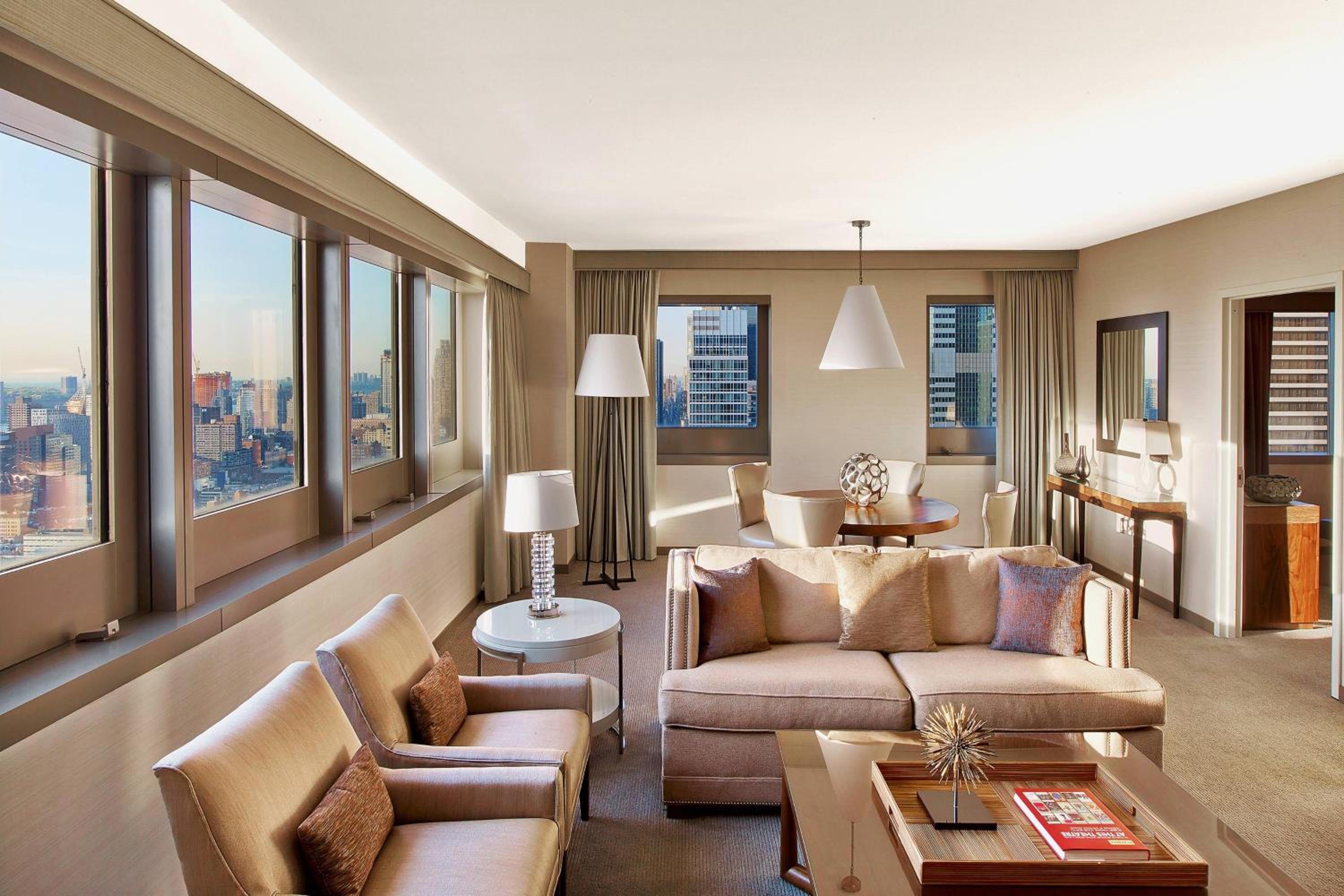 One-Bedroom Suite, 1 King, Sofa bed, Skyline view thumbnail 5