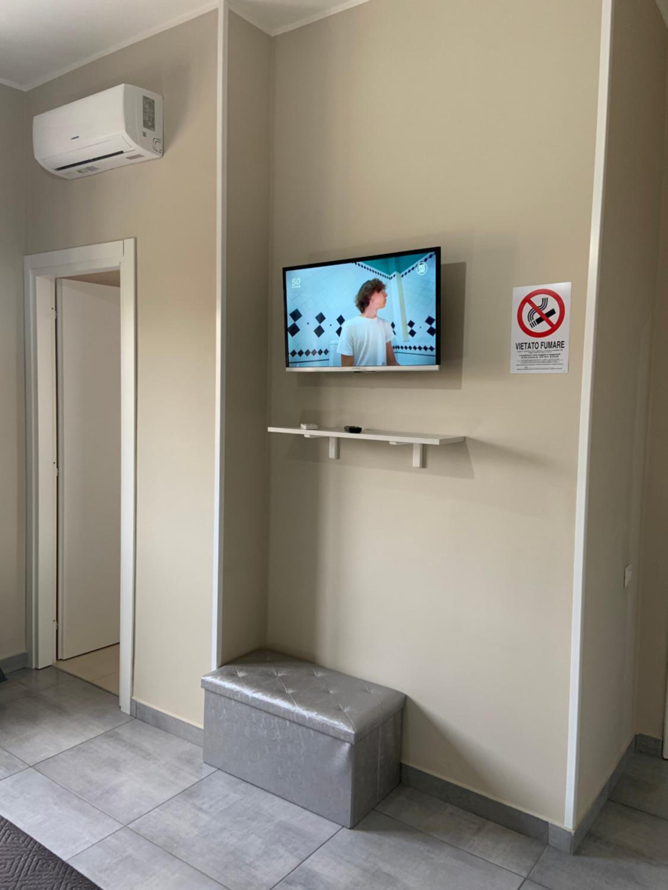 Double Room with Private Bathroom - Photo 2