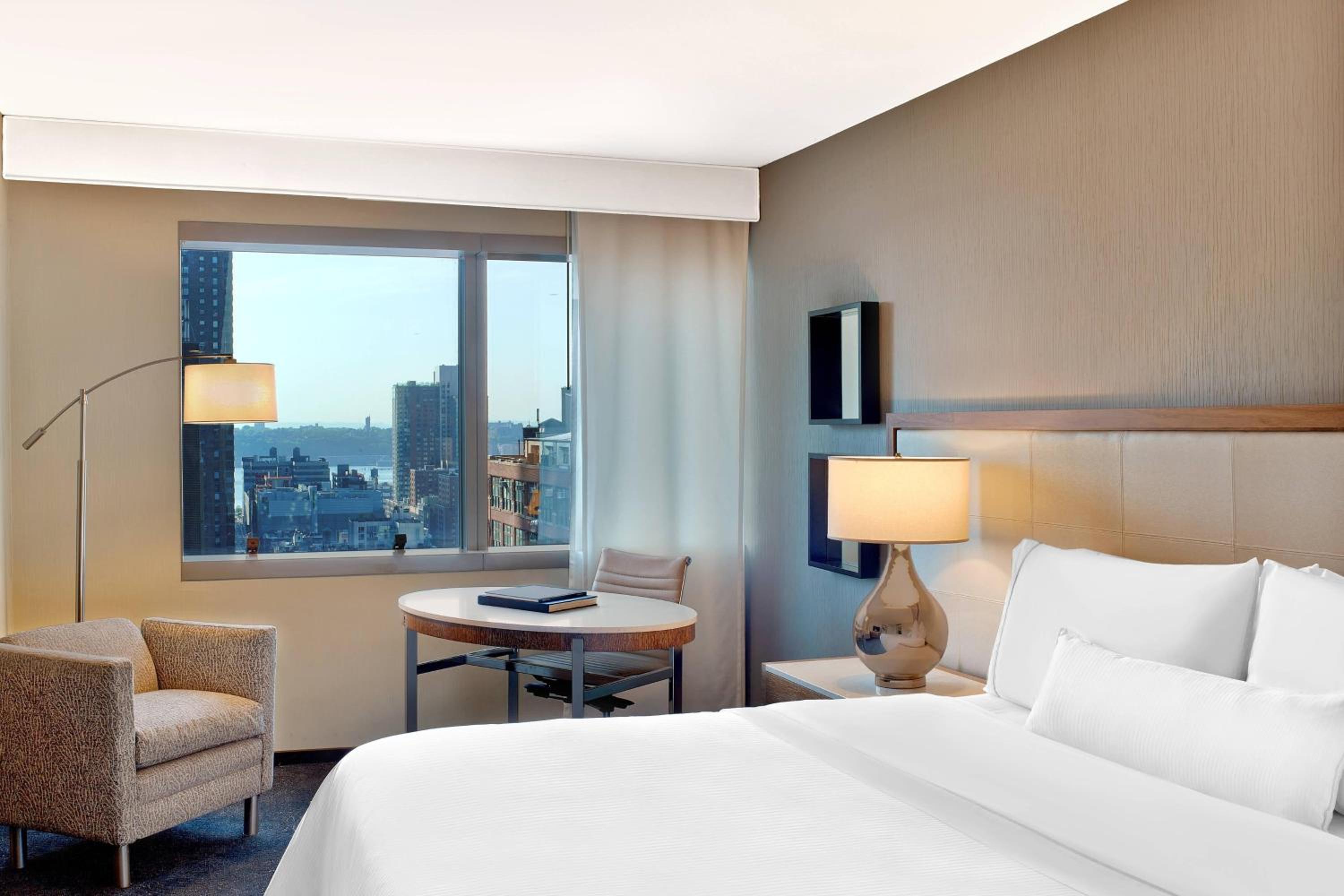 Premium King Room with Skyline View and Adapted Tub - Mobility and Hearing Accessible