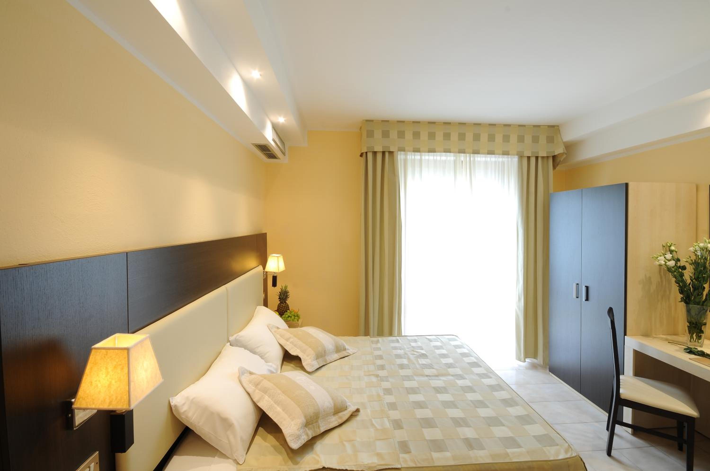 Standard Double Room - Photo 8