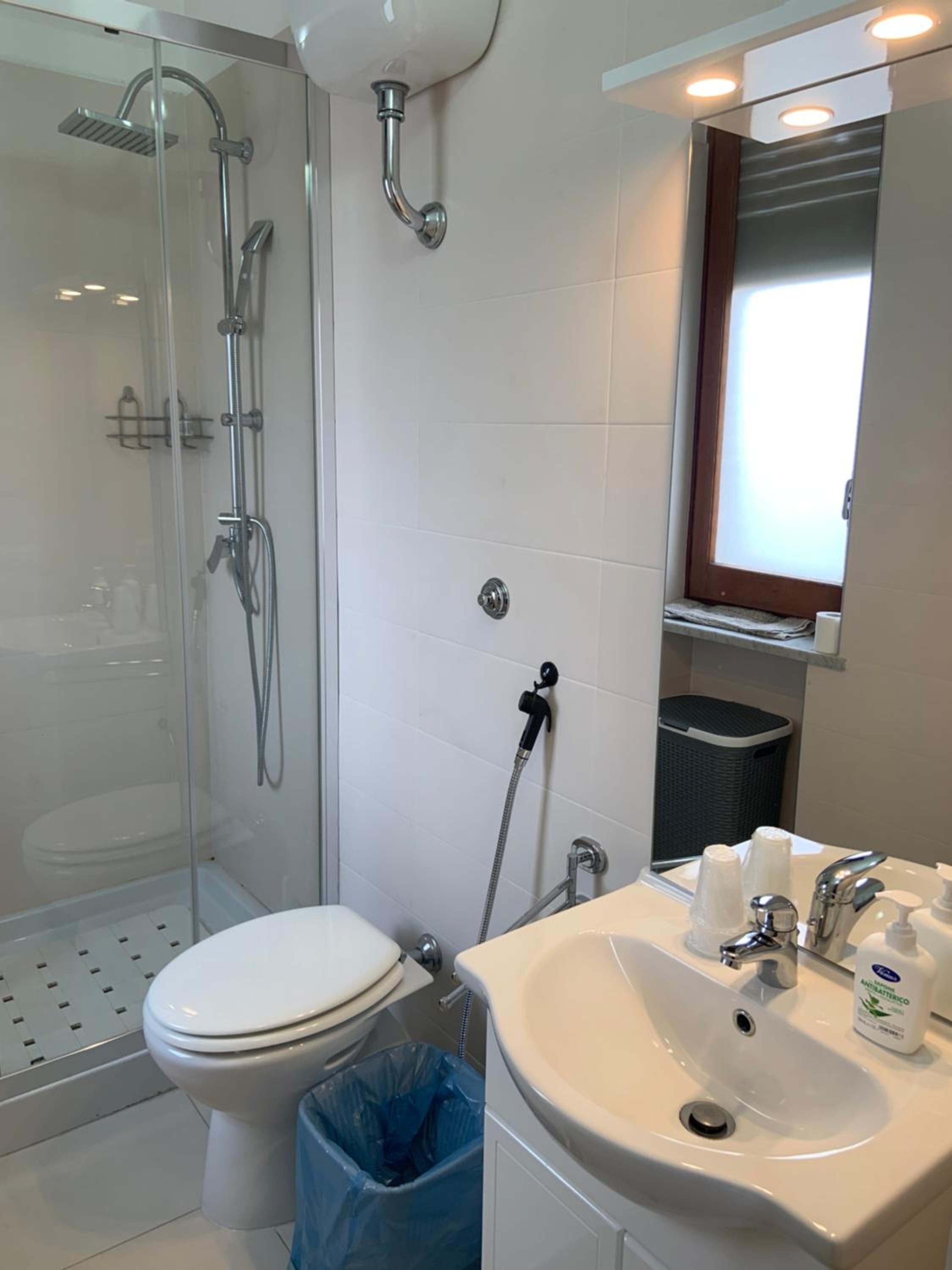 Double Room with Private Bathroom - Photo 7