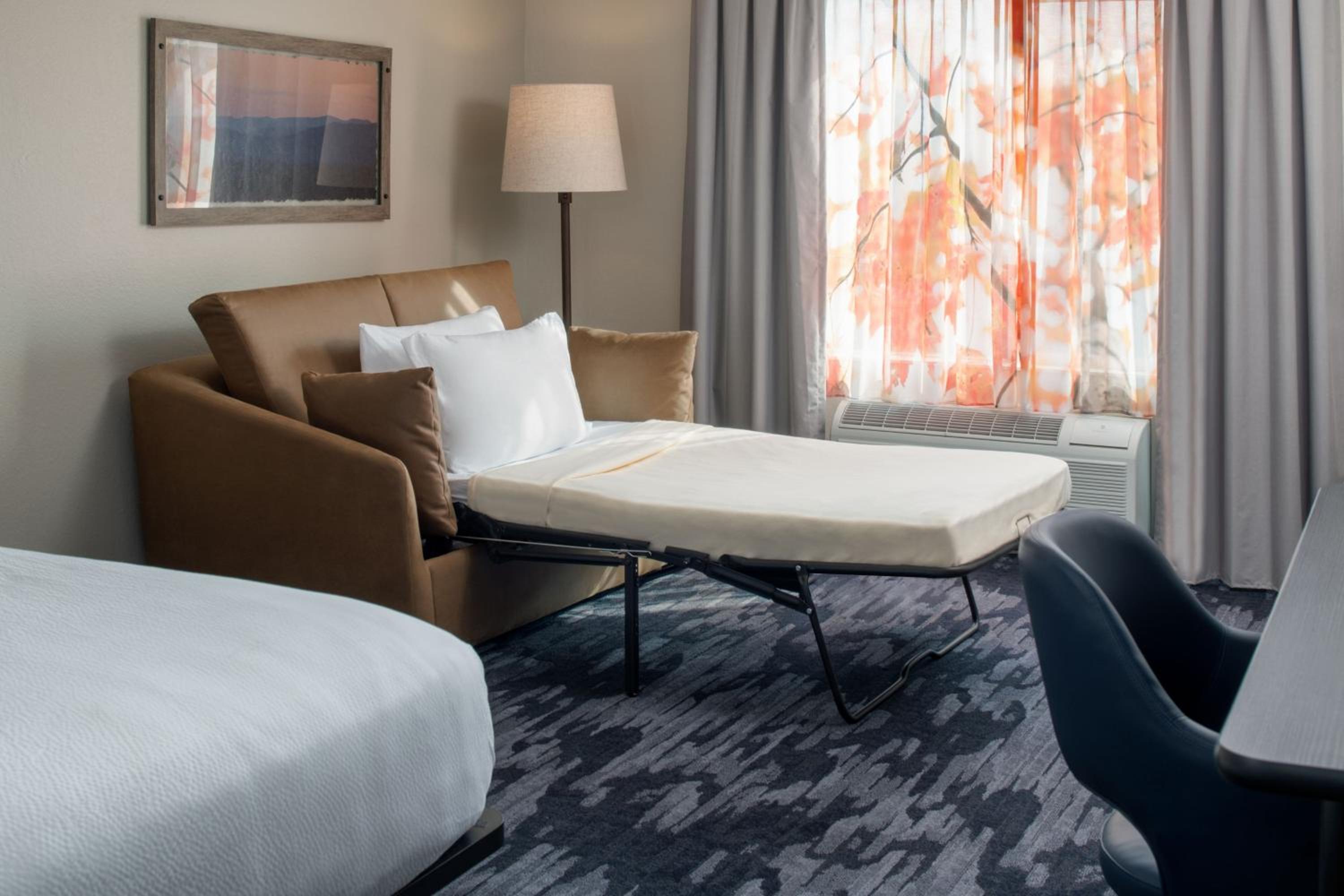 Deluxe King Room with Sofa Bed - Photo 2