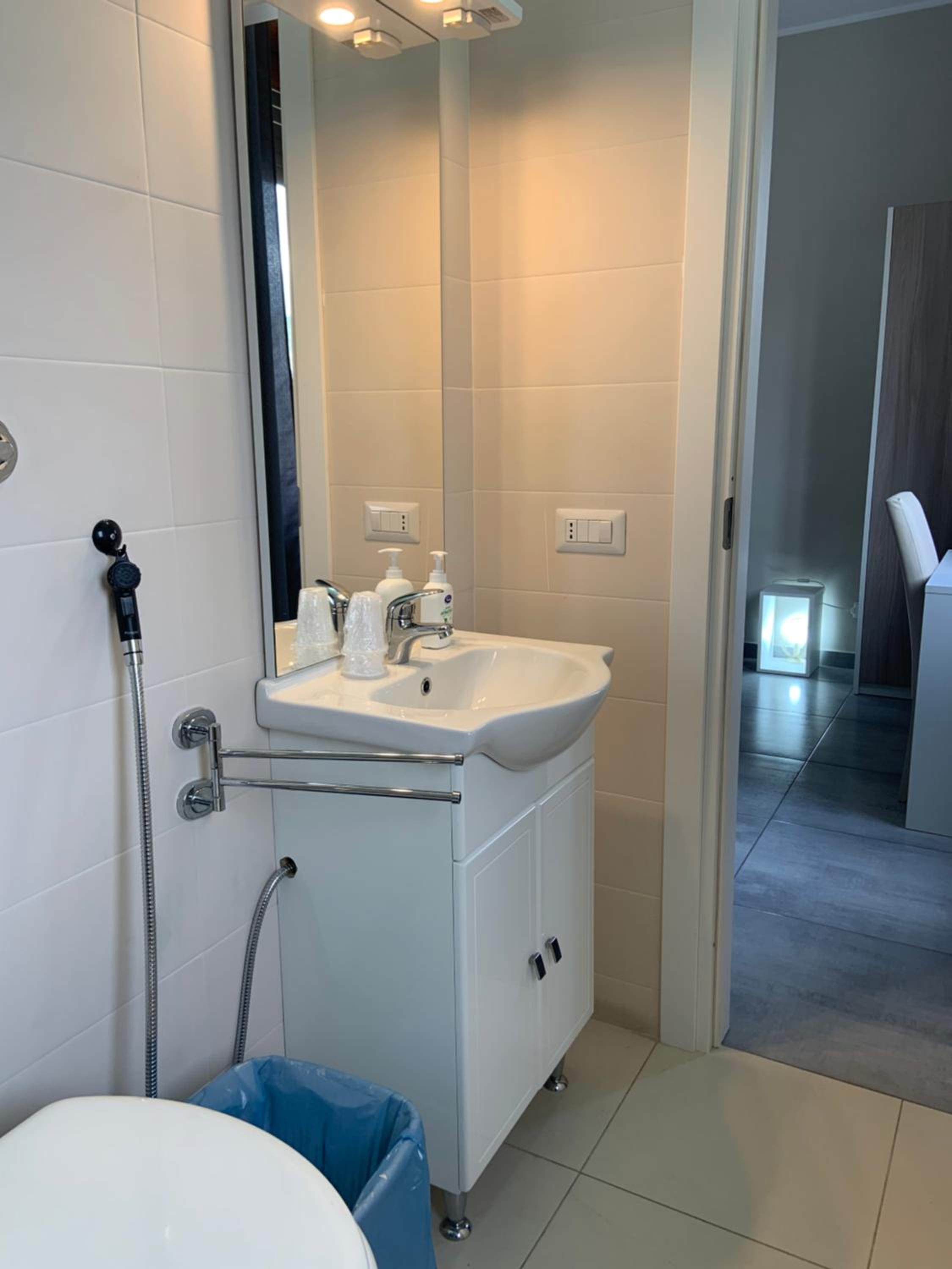 Double Room with Private Bathroom - Photo 6