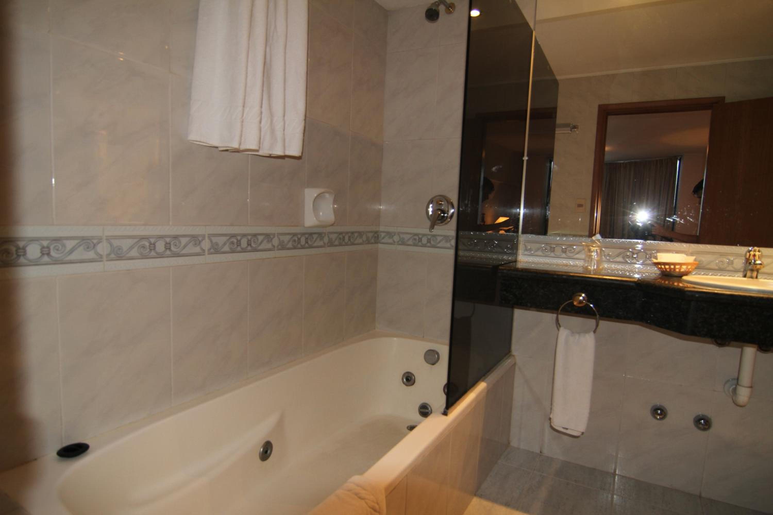 Executive Suite - Photo 3
