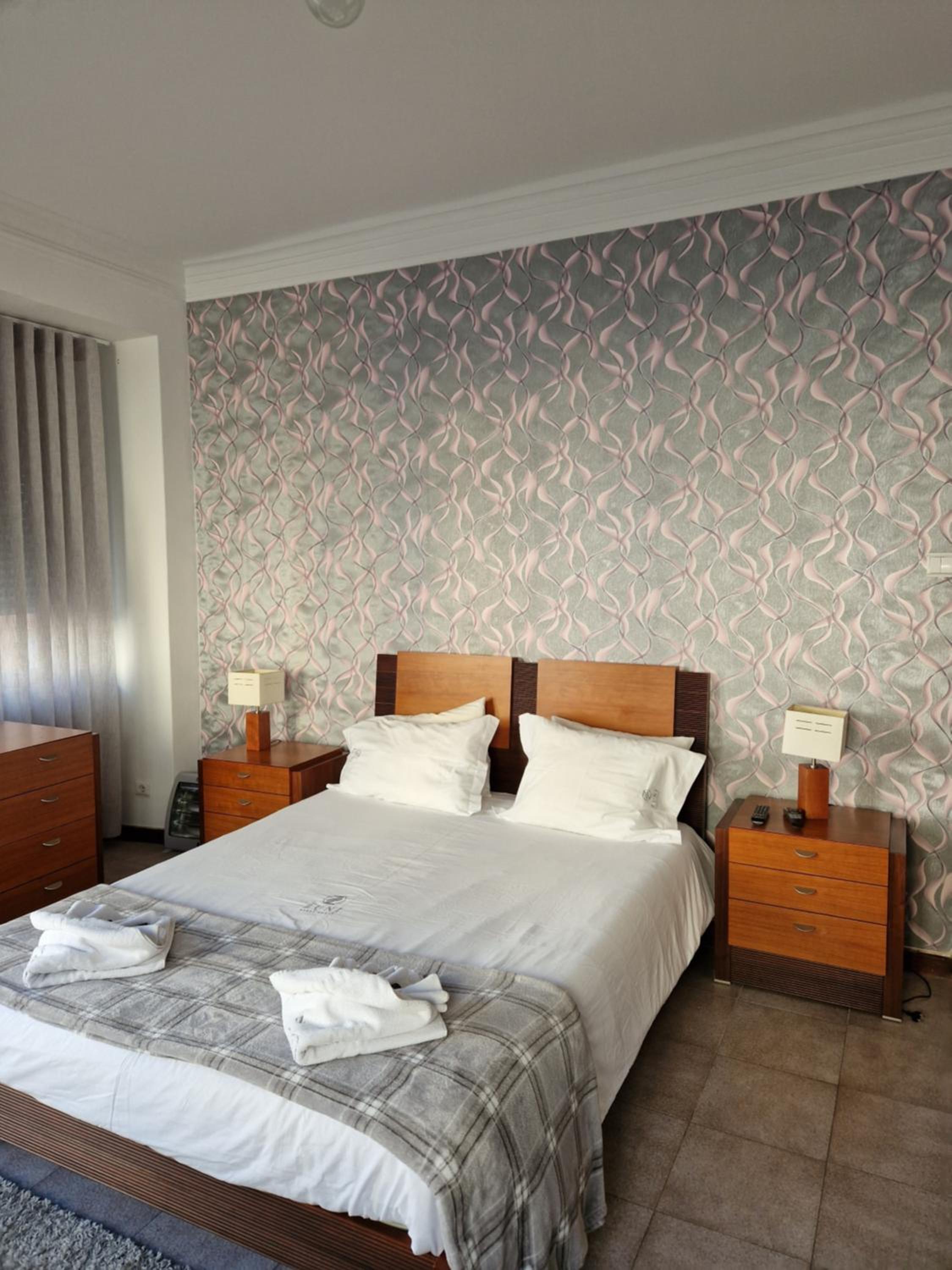 Queen Room with Shared Bathroom photo 2