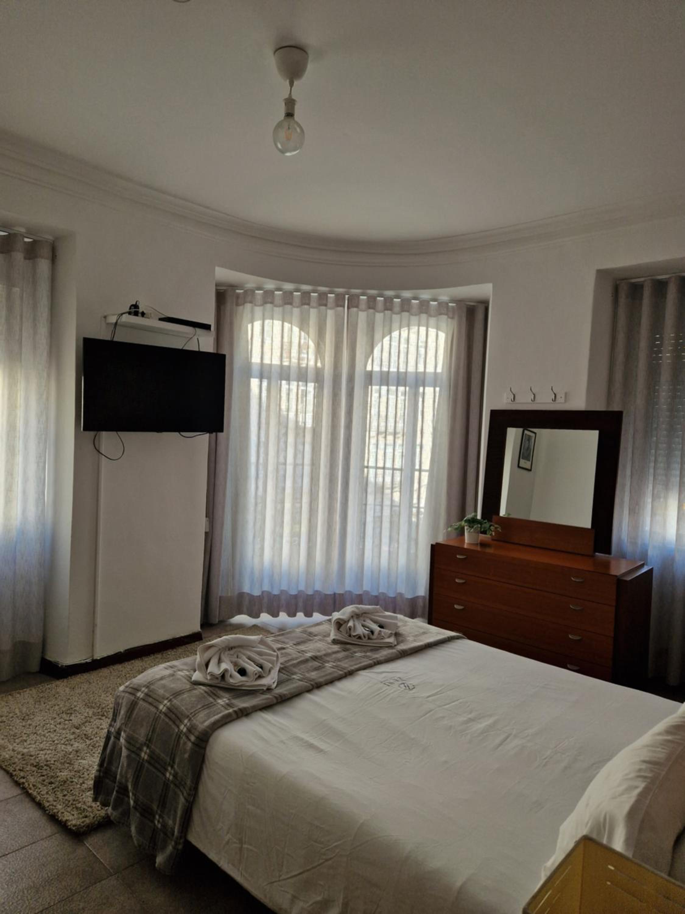 Queen Room with Shared Bathroom photo 1