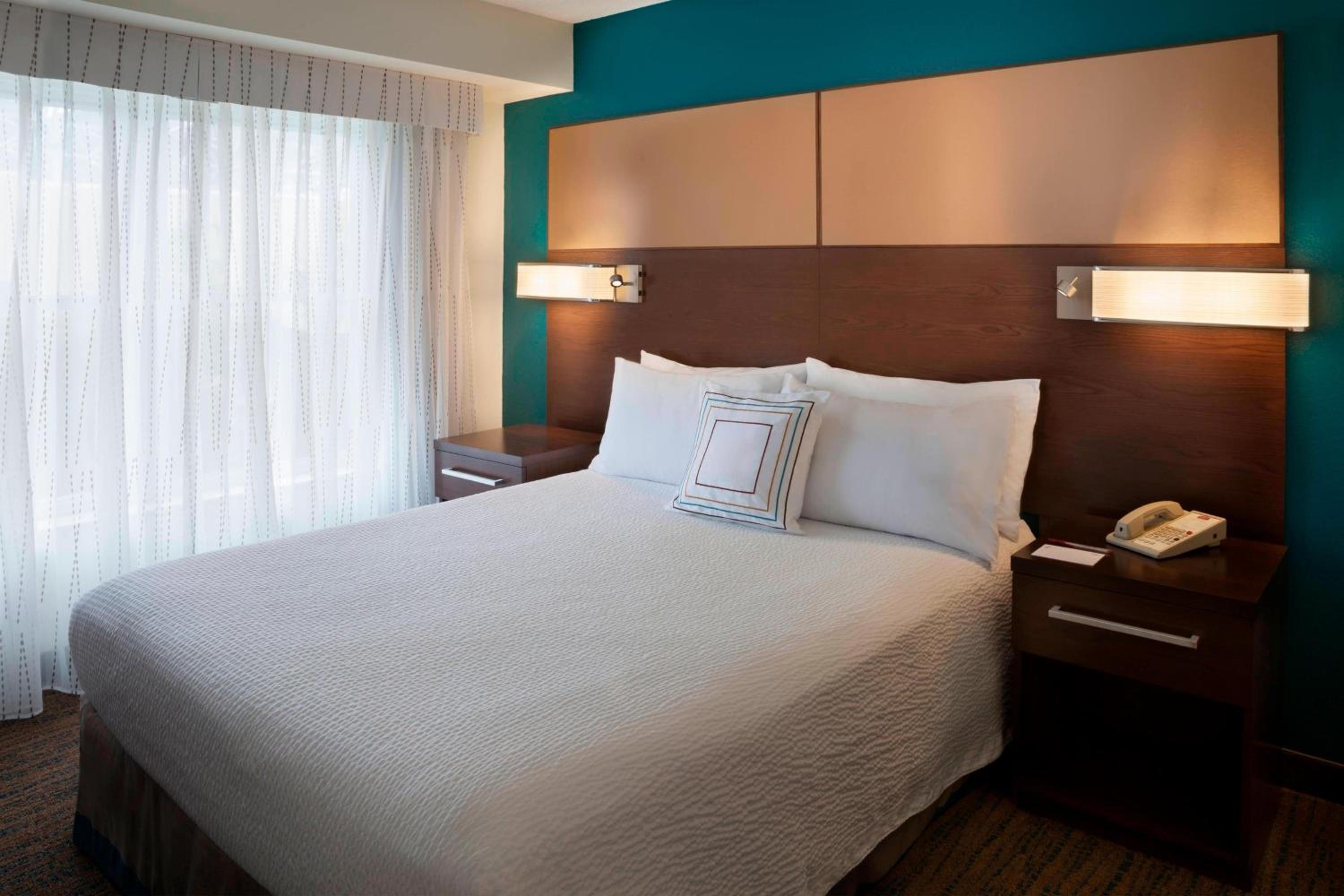One-Bedroom Queen Suite with Sofa Bed - Photo 2