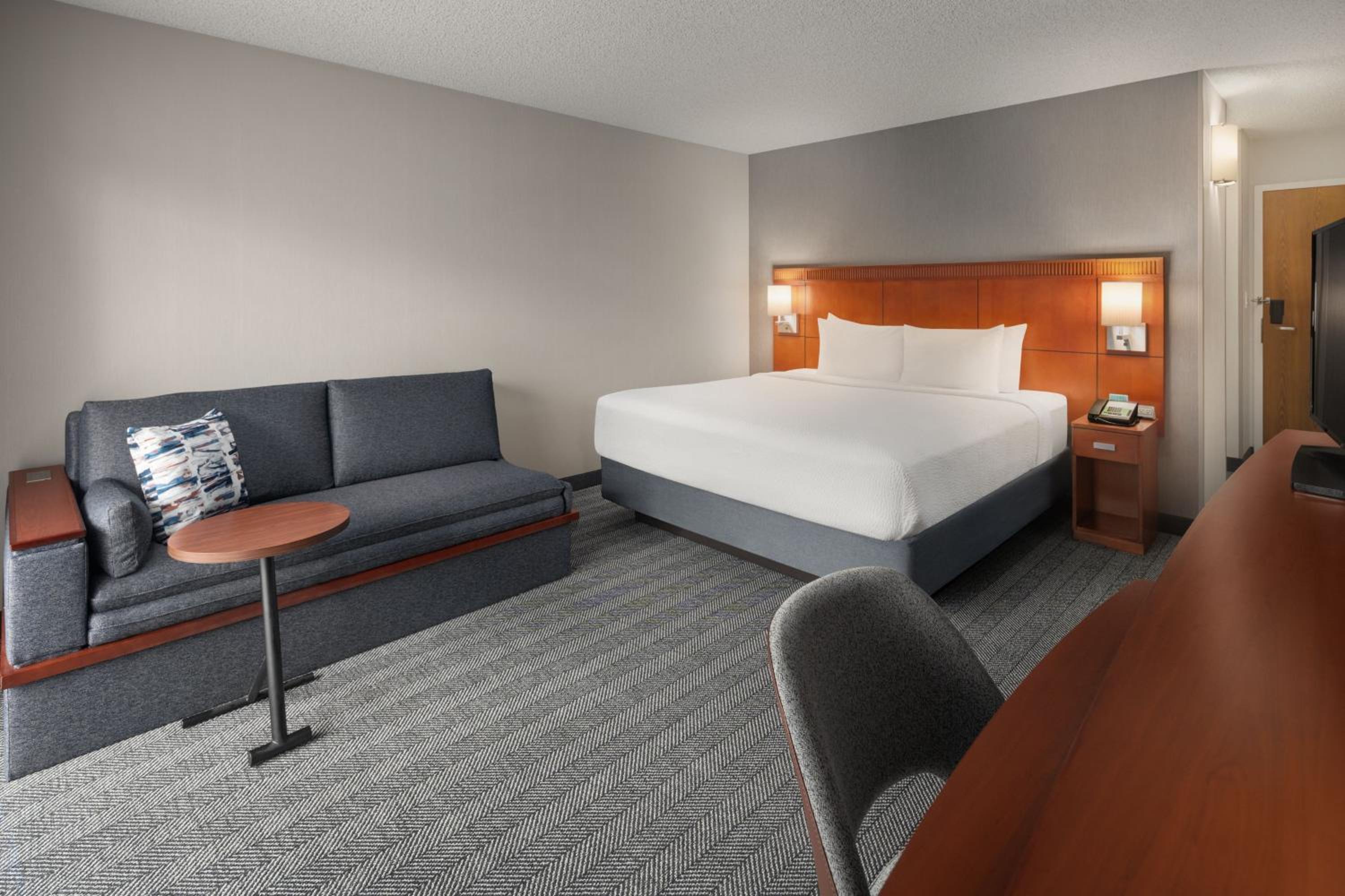 King Room with Sofa Bed - Non-Smoking - Photo 1