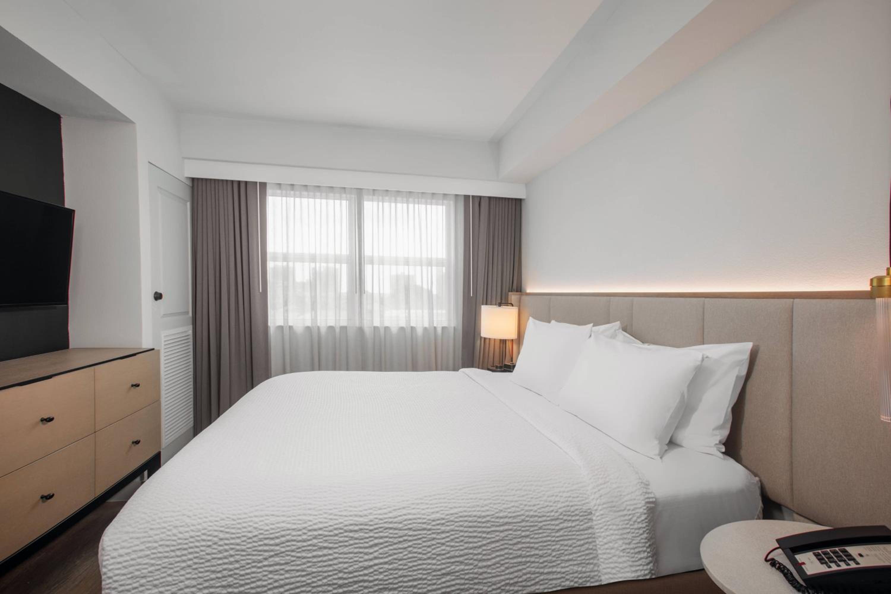 One-Bedroom Queen Suite with Sofa Bed - Photo 3
