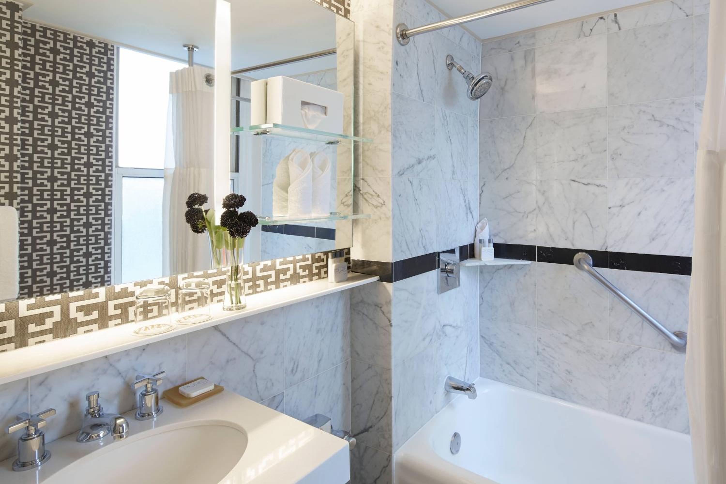 Standard Queen Room - Hearing Accessible