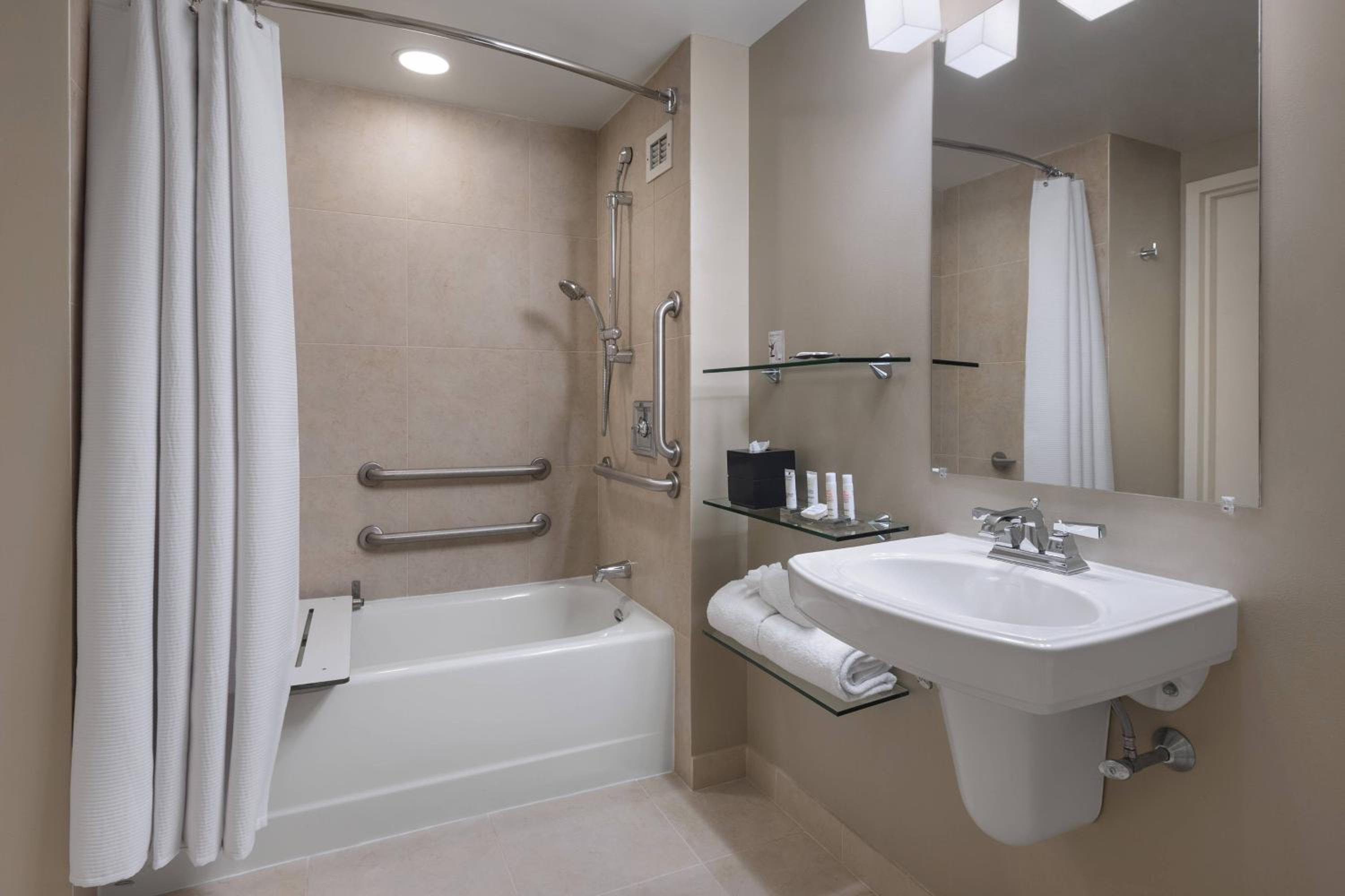 Double Room with Two Double Beds and Adapted Tub - Mobility Accessible - Photo 3