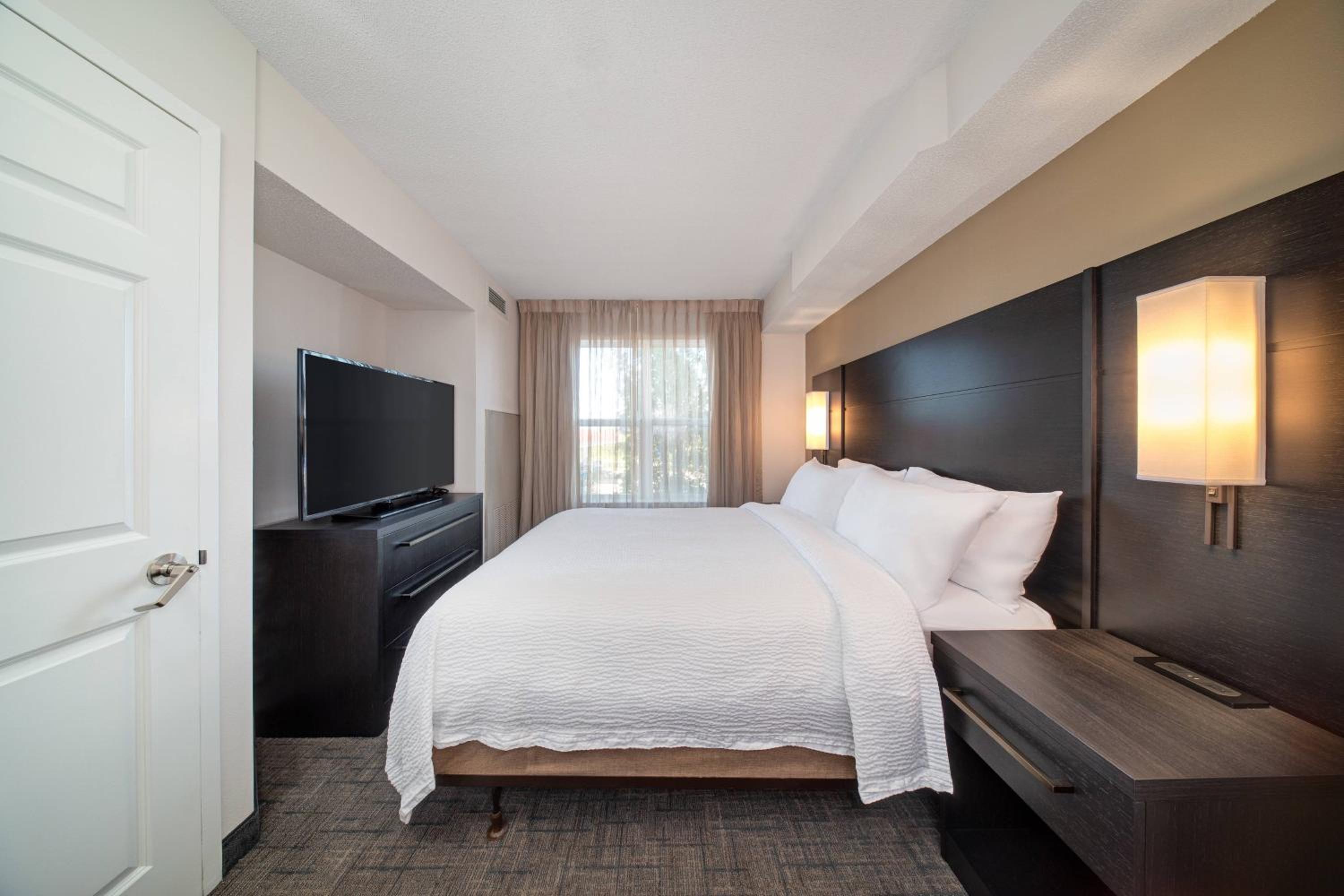 One-Bedroom Queen Suite with Sofa Bed - Photo 5