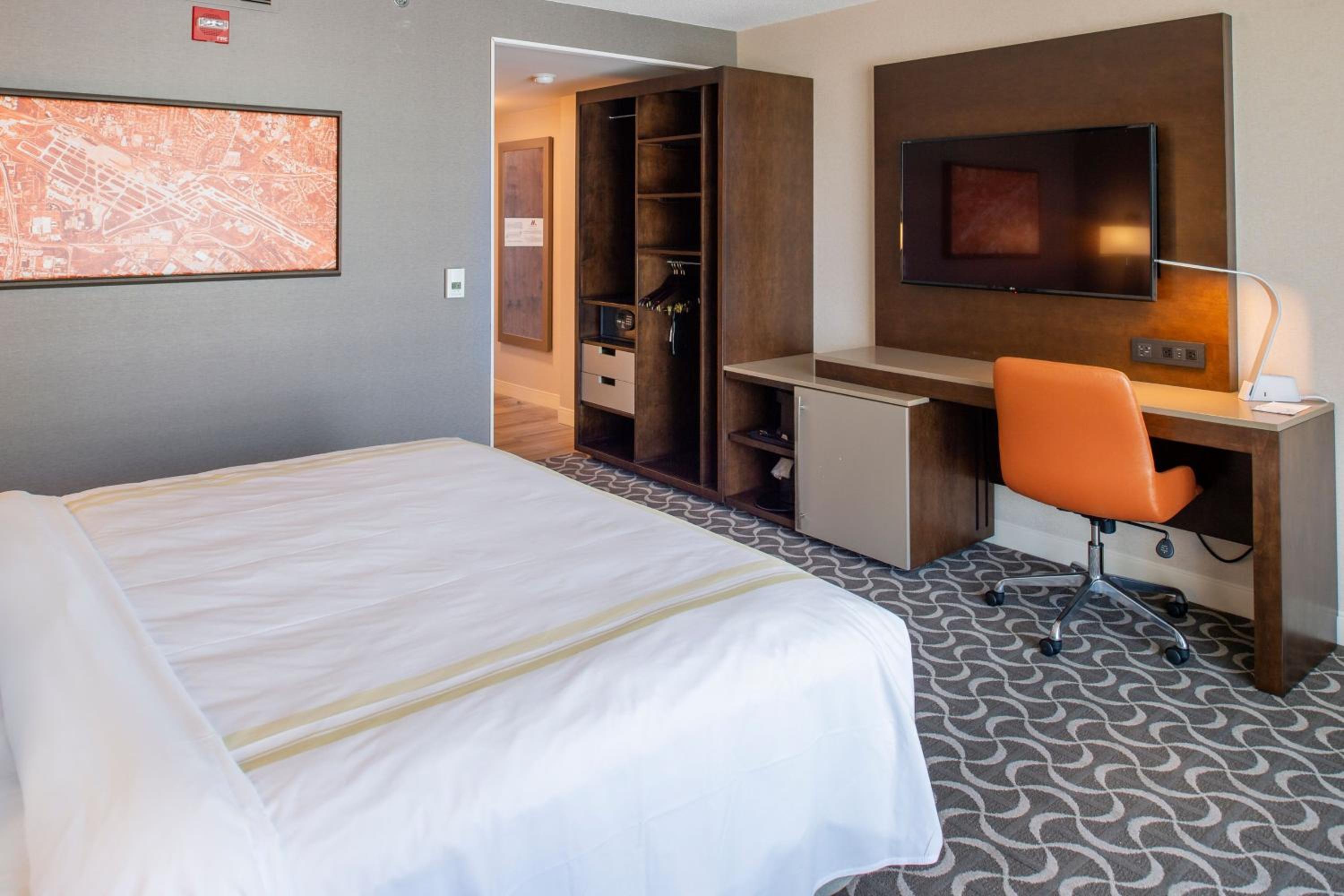 Executive, Guest room, 1 King, East Tower      - Photo 14