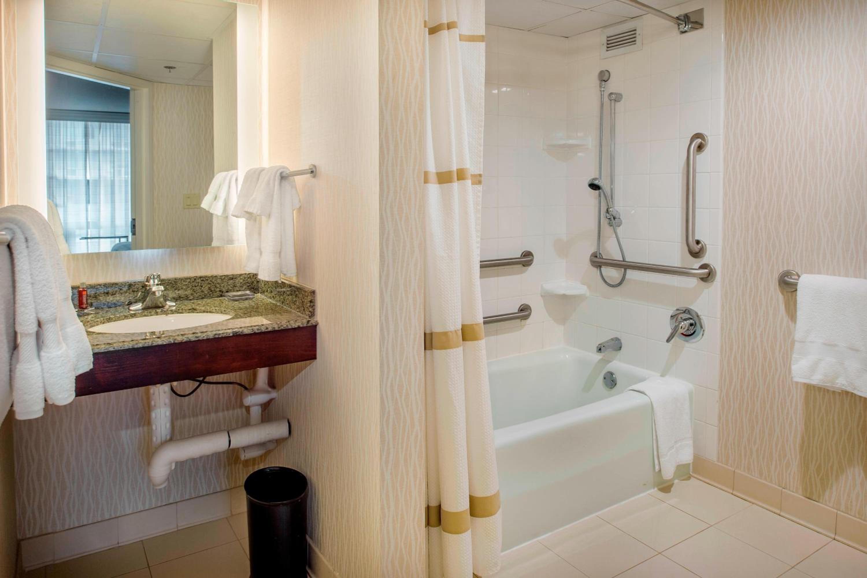 Executive, Guest room, 1 King, East Tower      - Photo 10