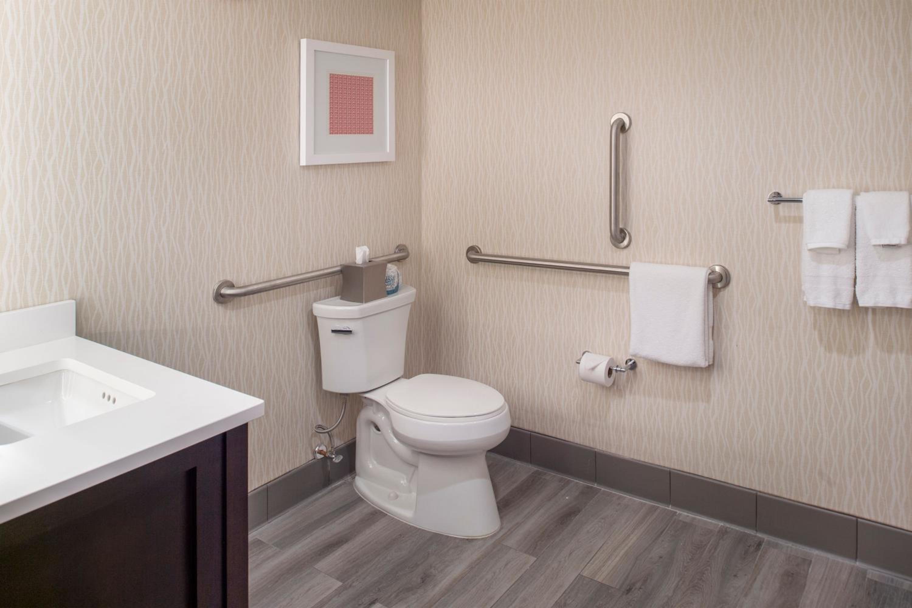 Executive, Guest room, 1 King, East Tower      - Photo 9