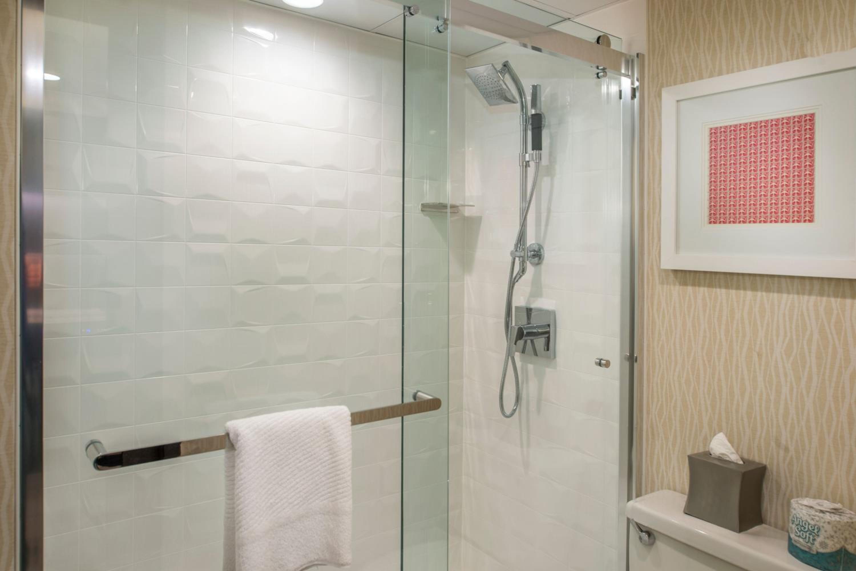 Executive, Guest room, 1 King, East Tower      - Photo 12
