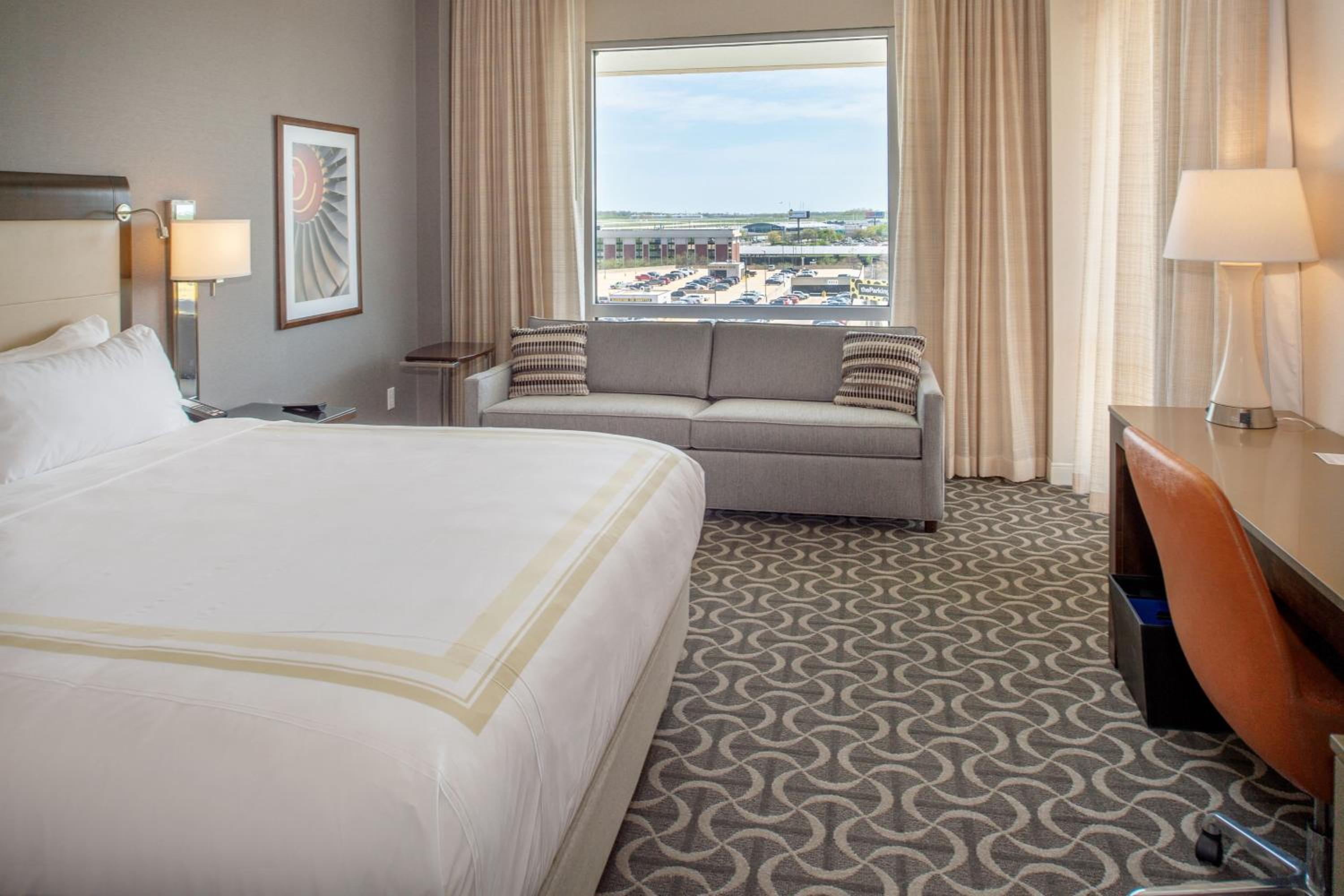 Executive, Guest room, 1 King, East Tower      - Photo 7