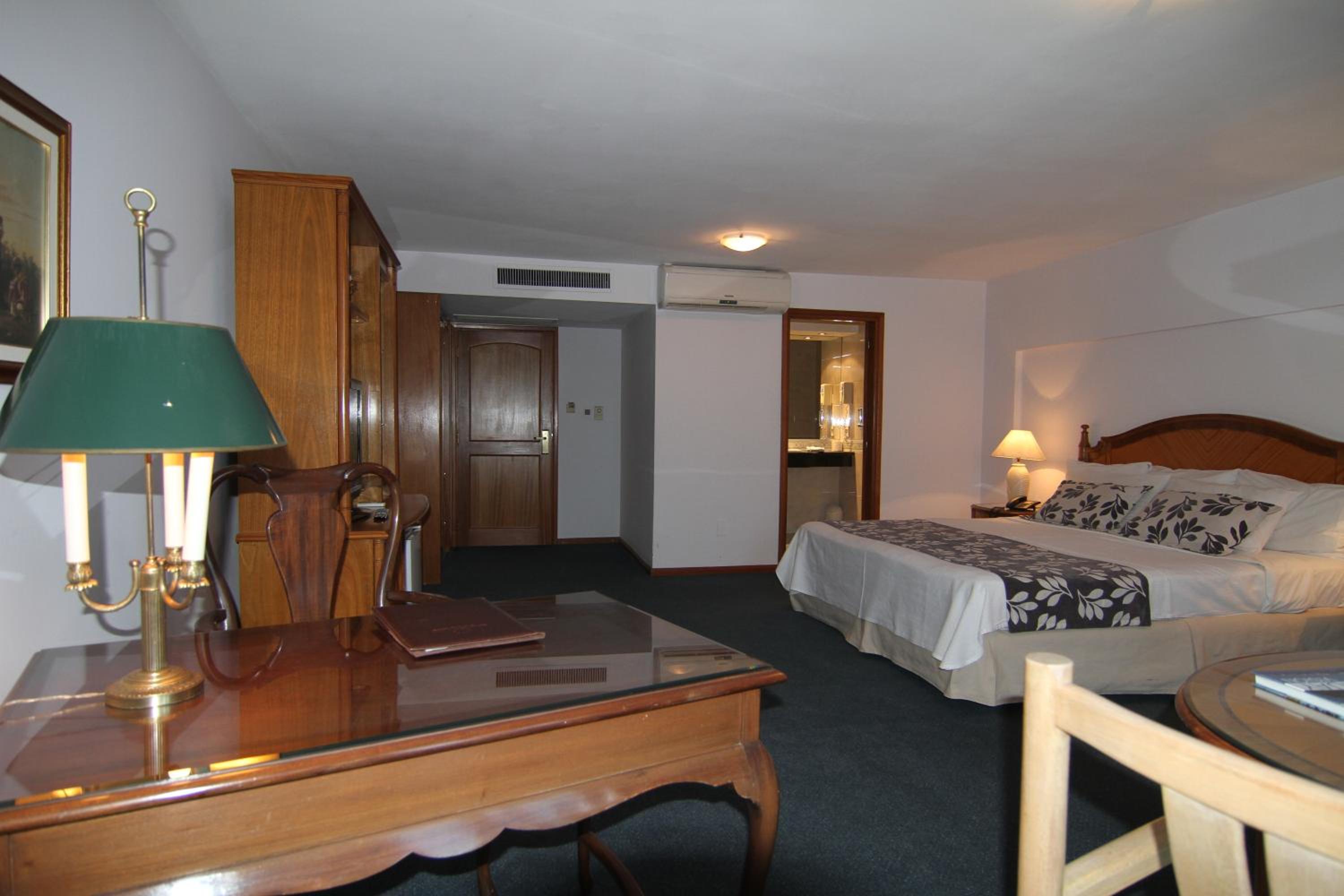 Executive Suite - Photo 4