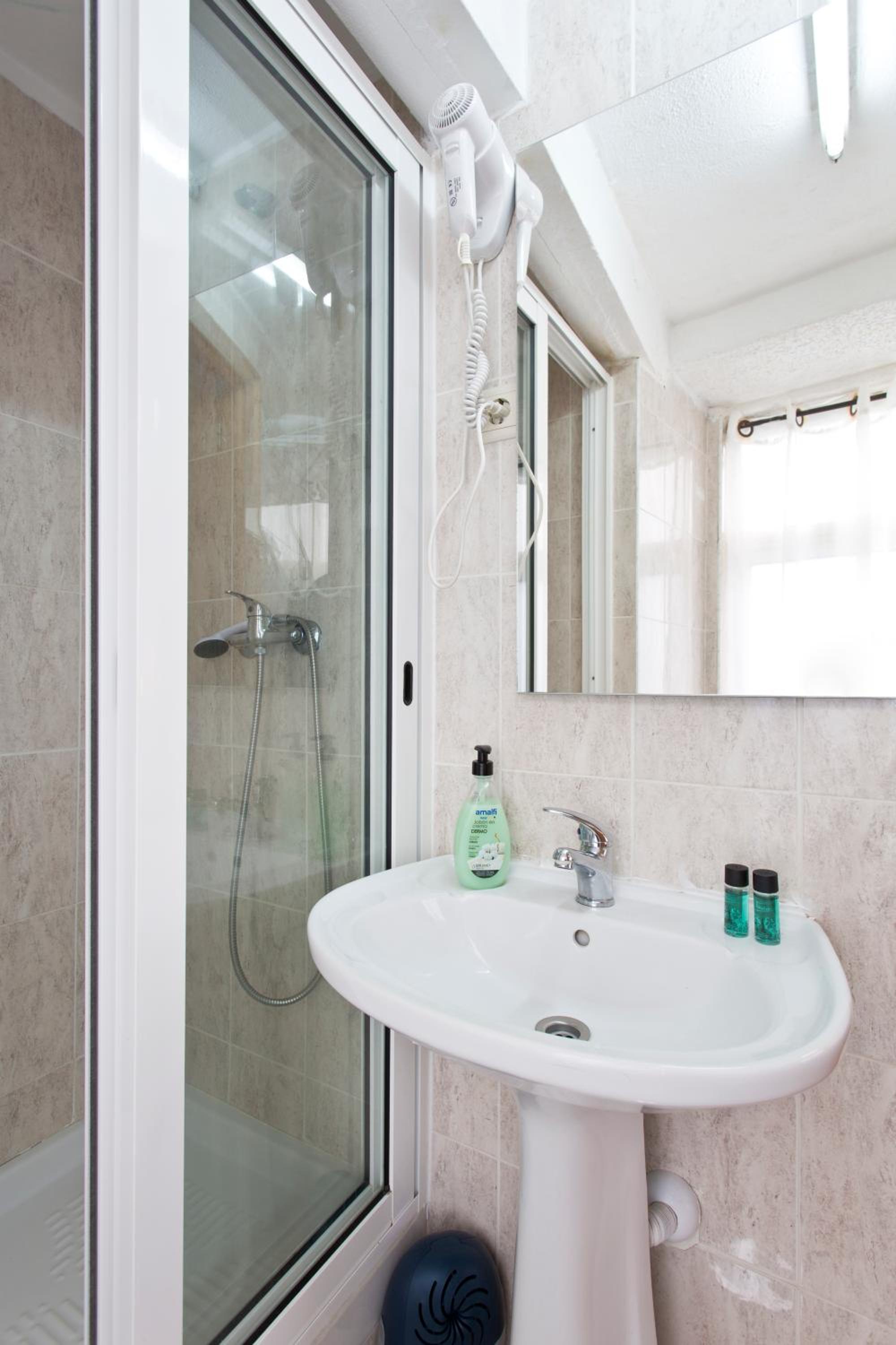 Double Room with Private Bathroom - Photo 6